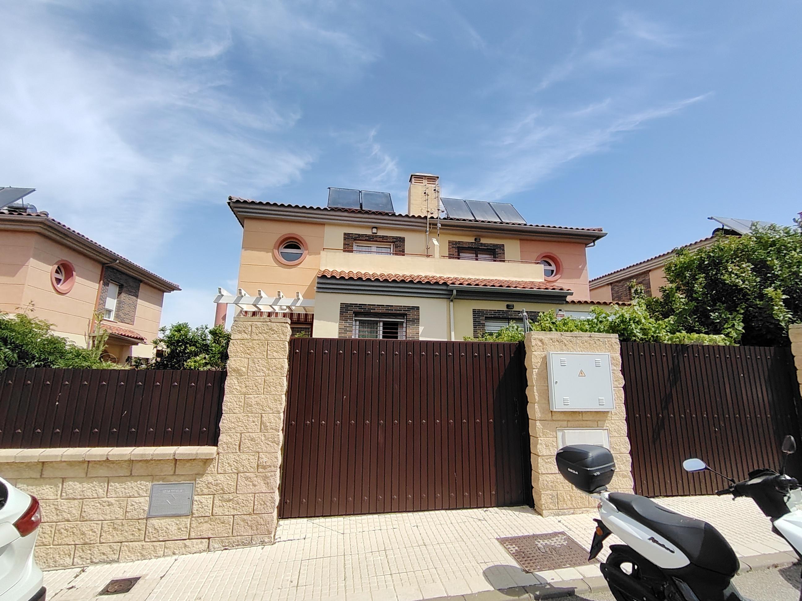 Imagen 3 Casa Pareada en venta en Alhaurín De La Torre / Urbanización Retamar 