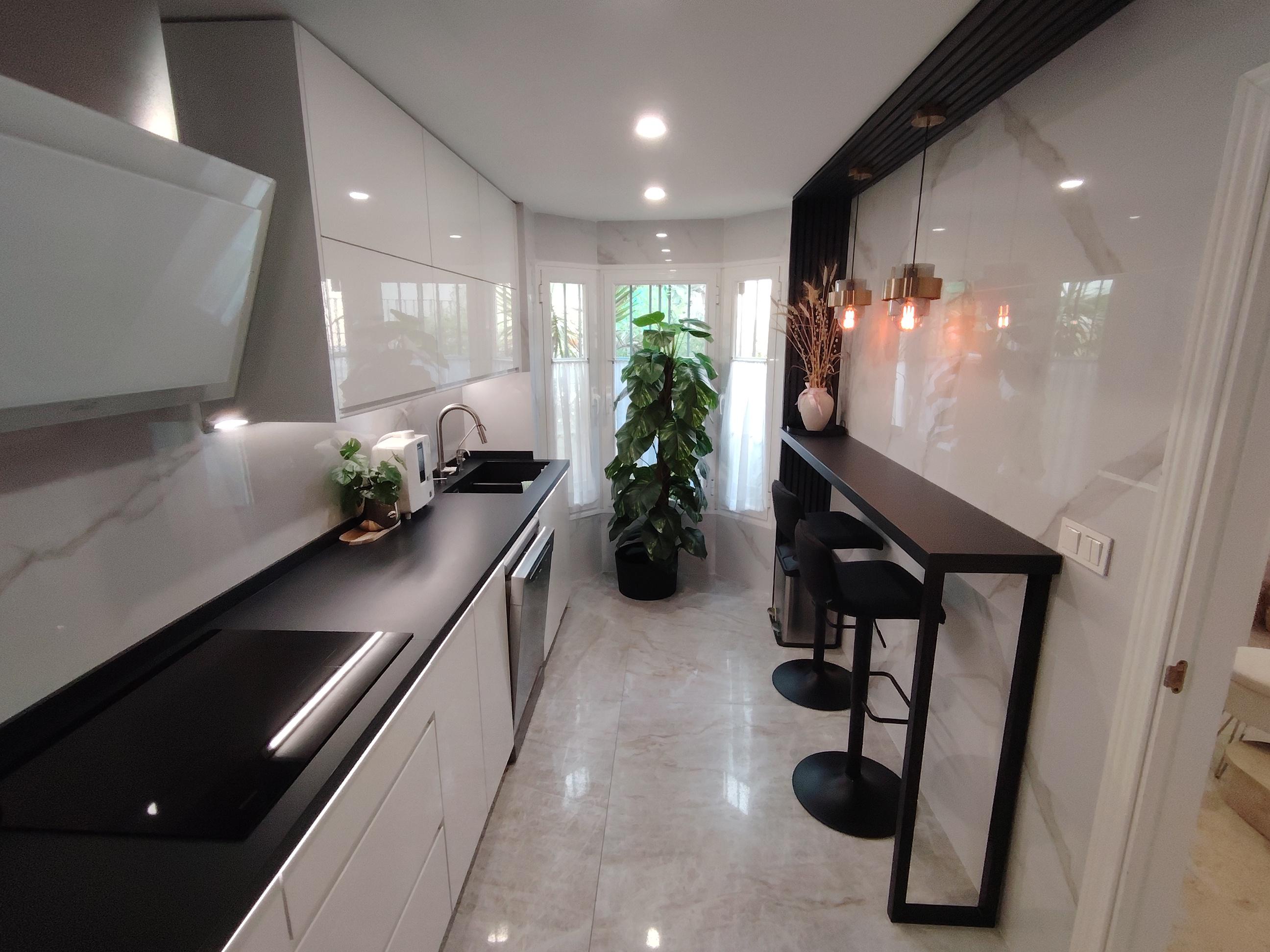 Imagen 1 Casa Adosada en venta en Mijas / Frente al mercadona, 300 mts del mar, zona de comercios 