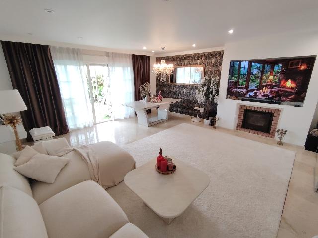 Imagen 1 Inmueble 303825 - Casa Adosada en venta en Mijas / Frente al mercadona, 300 mts del mar, zona de comercios 