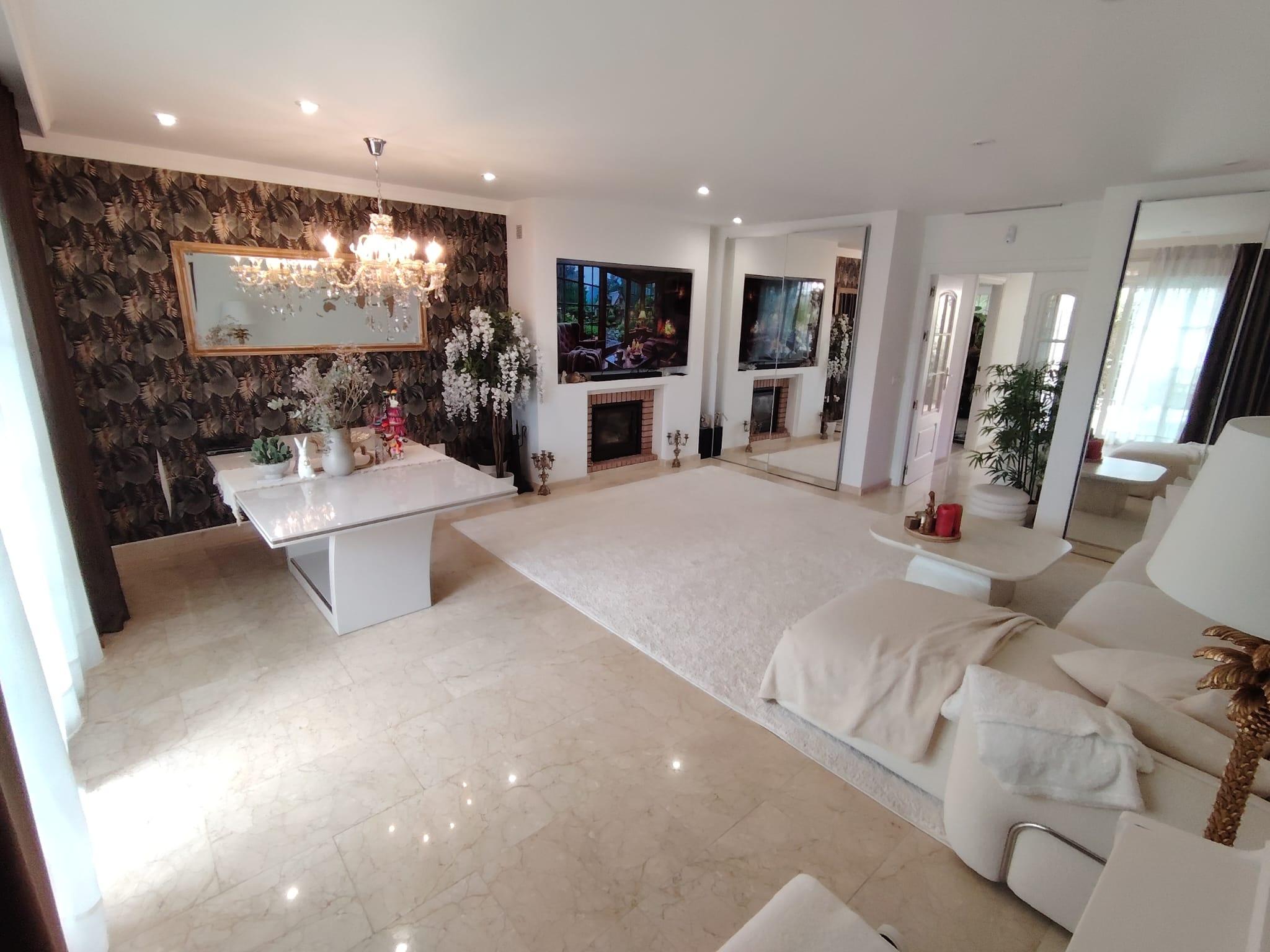 Imagen 2 Casa Adosada en venta en Mijas / Frente al mercadona, 300 mts del mar, zona de comercios 