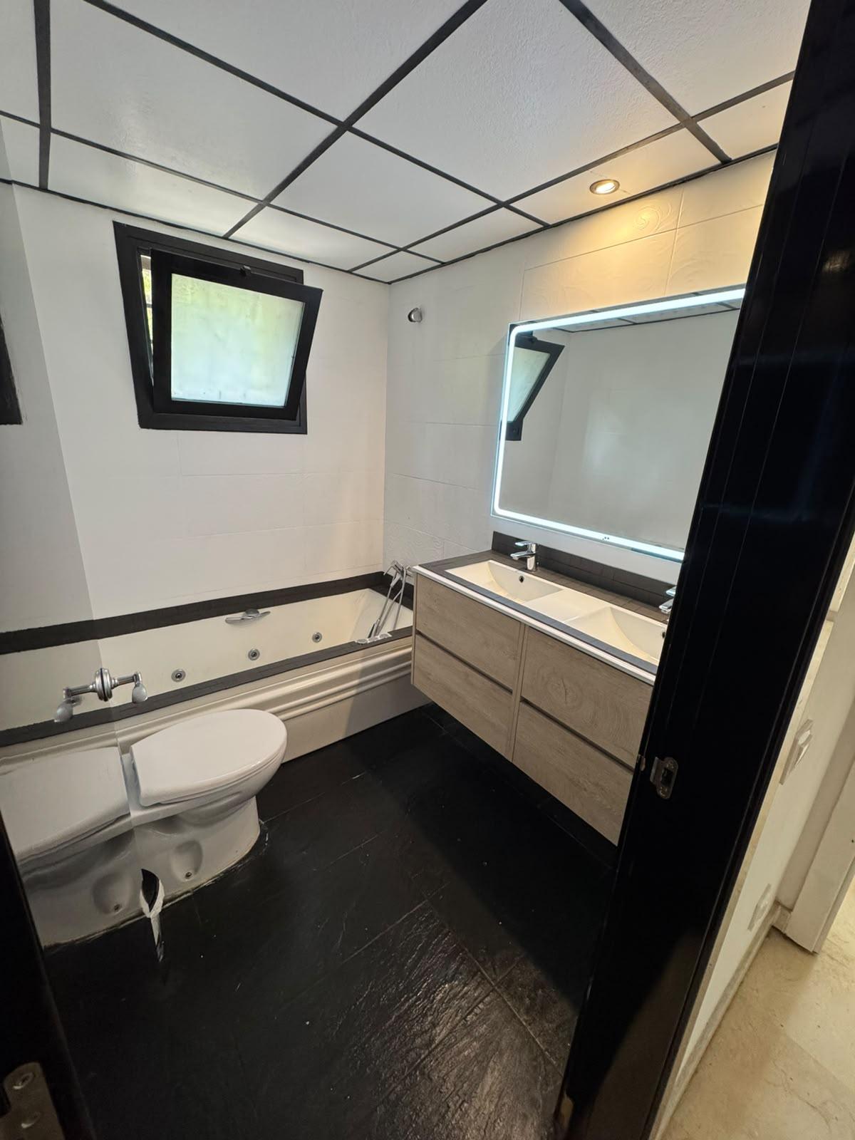 Imagen 11 Planta Baja en venta en Benalmádena / Frente al portal encontrarás un instituto y un colegio 