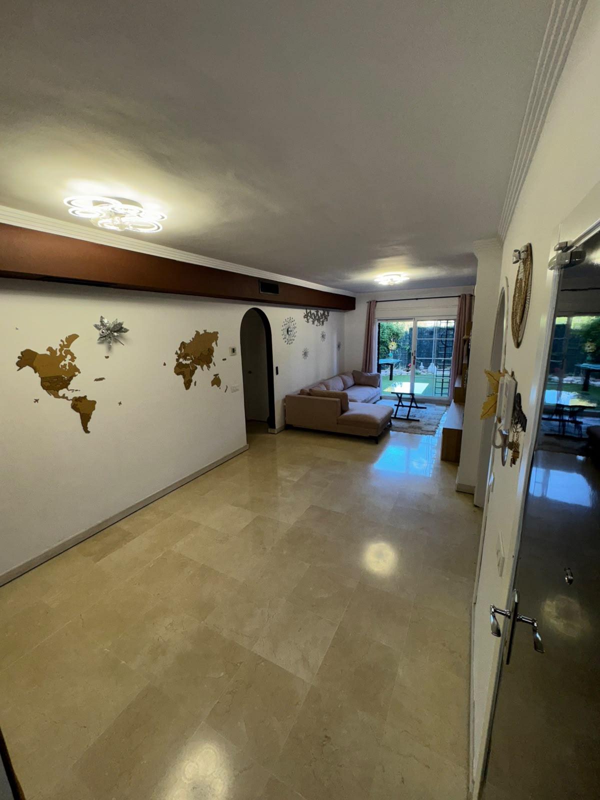 Imagen 3 Planta Baja en venta en Benalmádena / Frente al portal encontrarás un instituto y un colegio 