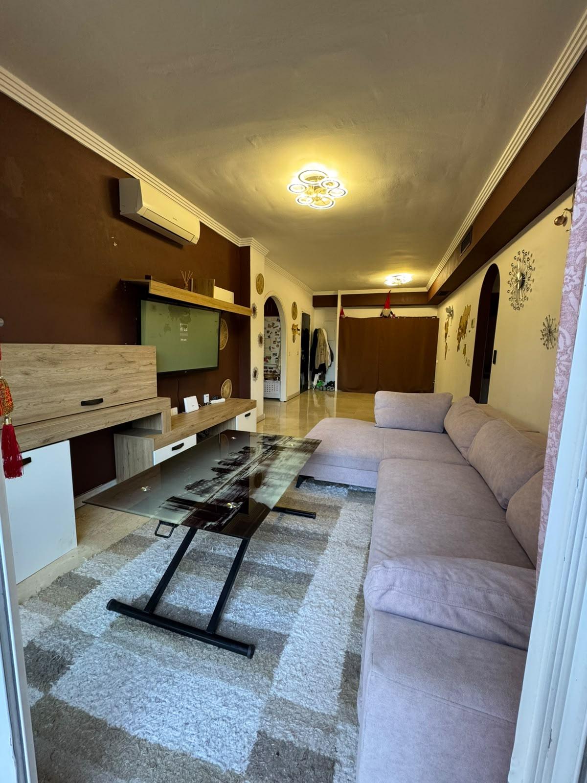 Imagen 4 Planta Baja en venta en Benalmádena / Frente al portal encontrarás un instituto y un colegio 