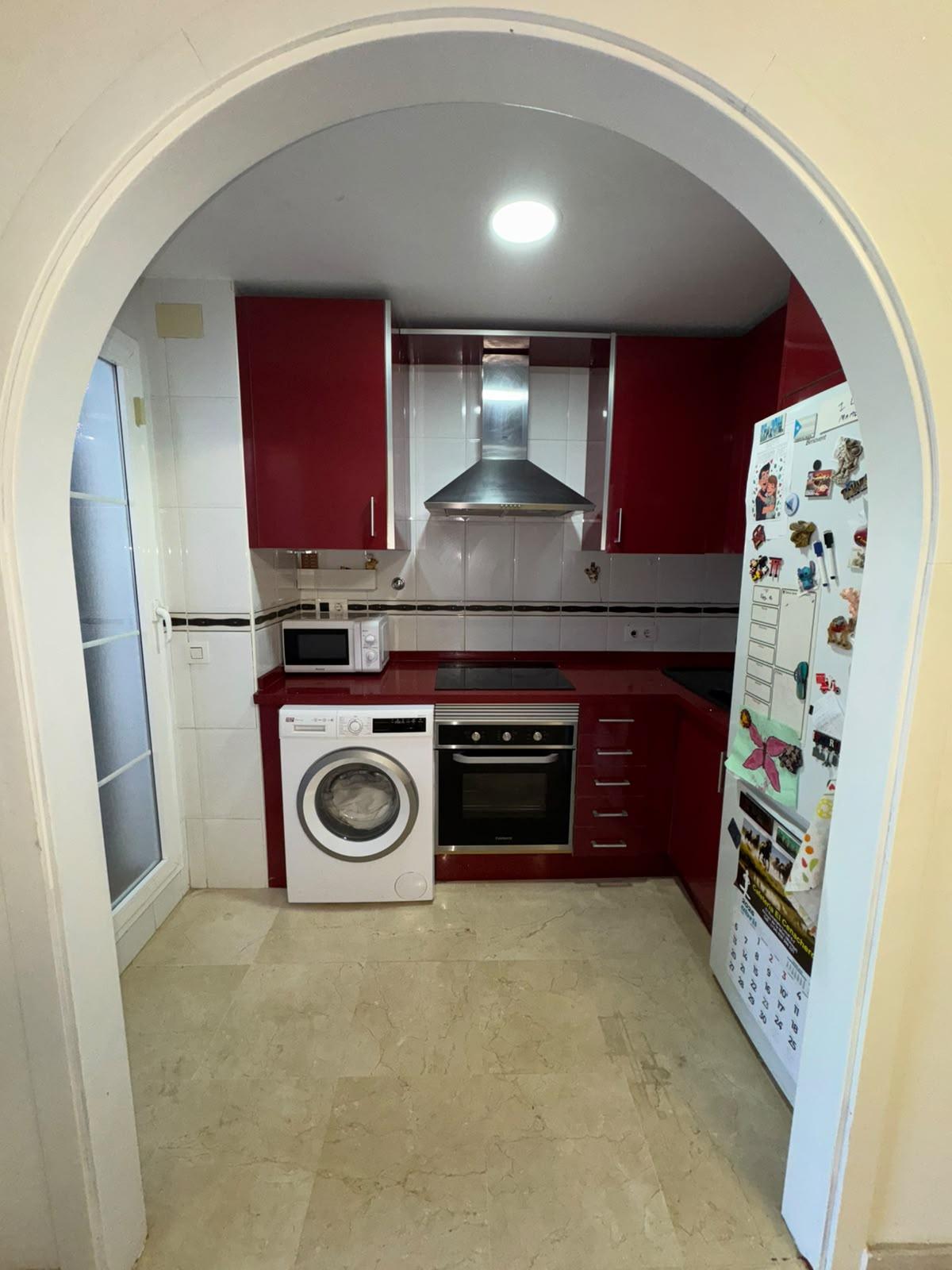 Imagen 16 Planta Baja en venta en Benalmádena / Frente al portal encontrarás un instituto y un colegio 