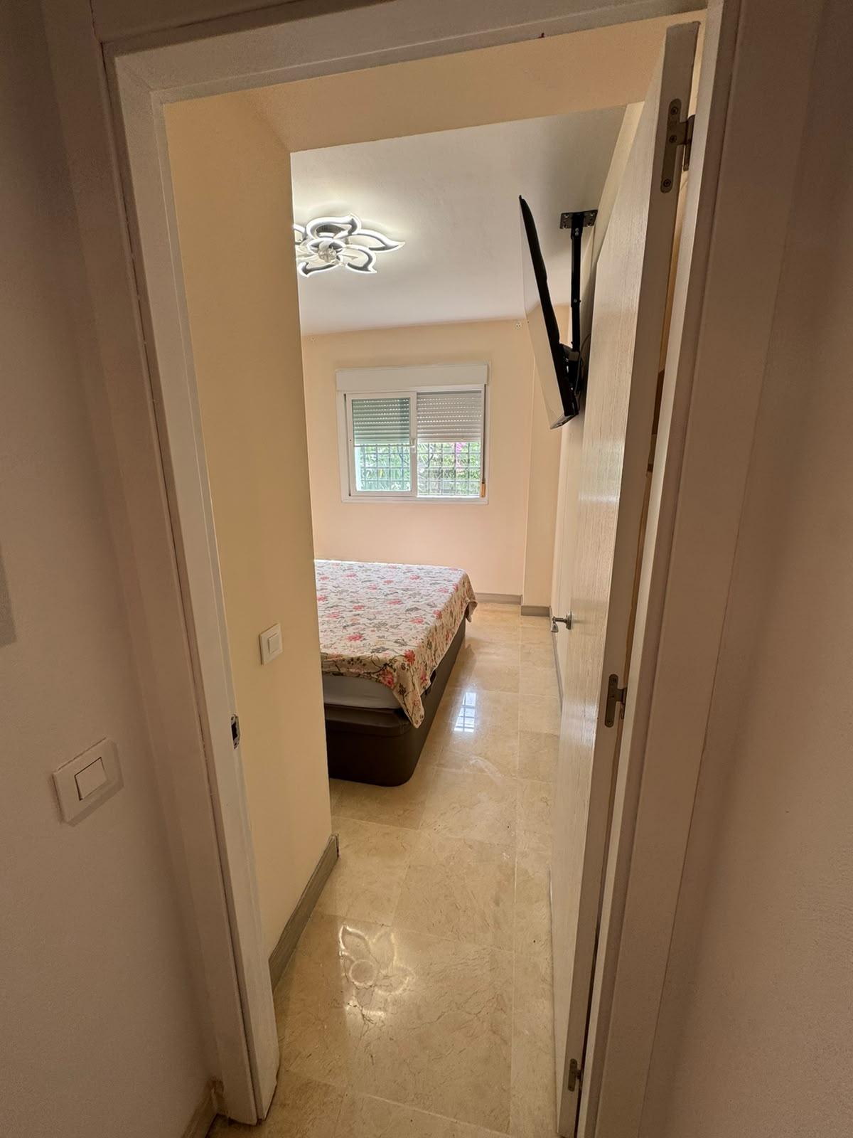 Imagen 18 Planta Baja en venta en Benalmádena / Frente al portal encontrarás un instituto y un colegio 
