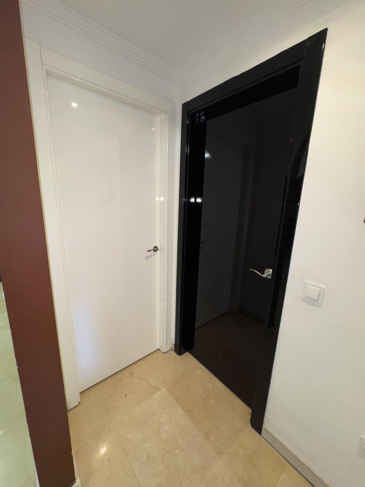 Imagen 19 Planta Baja en venta en Benalmádena / Frente al portal encontrarás un instituto y un colegio 