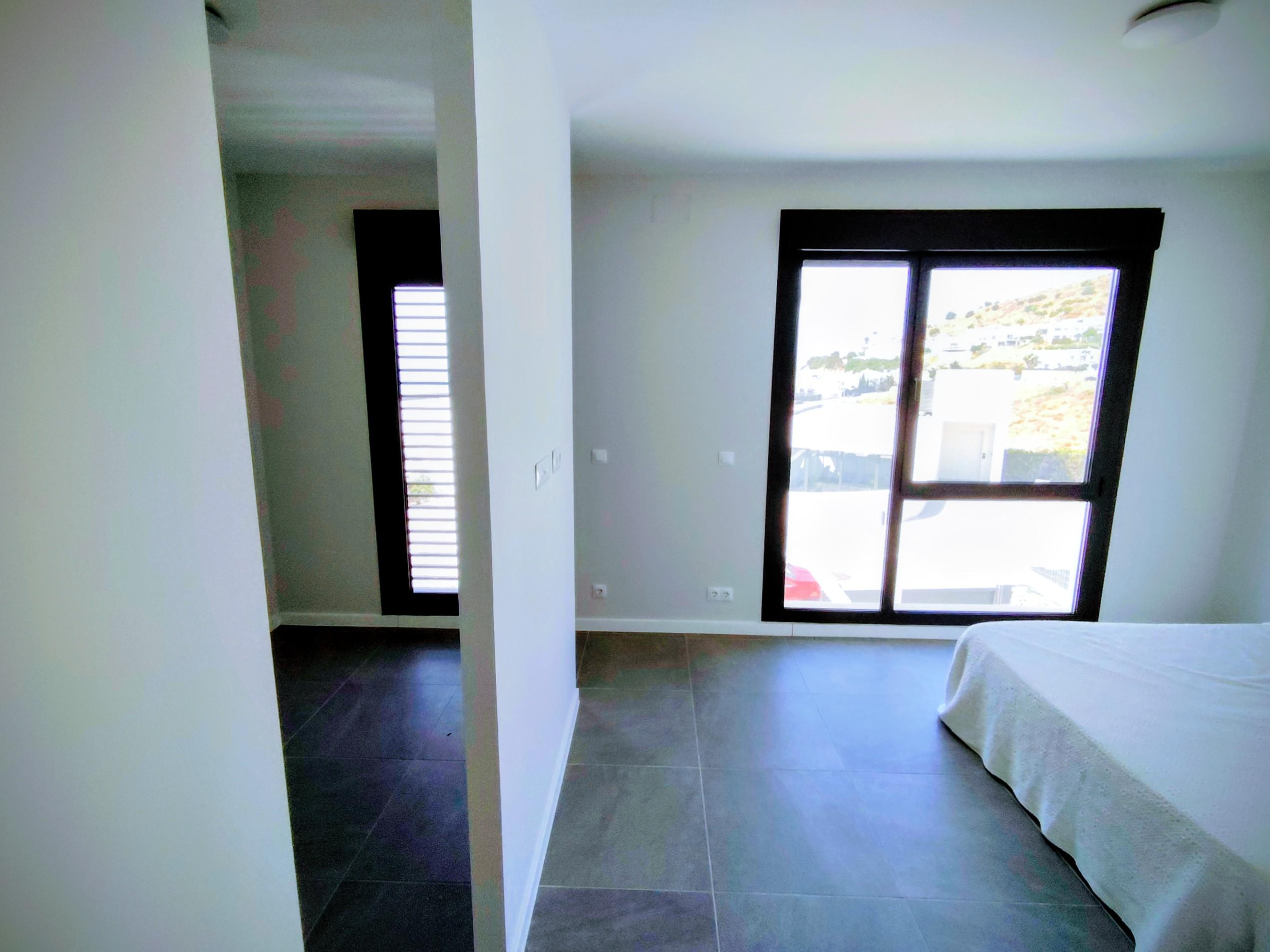 Imagen 11 Casa Pareada en venta en Mijas / Ubicada a solo 5 minutos de la playa y La Cala de Mijas