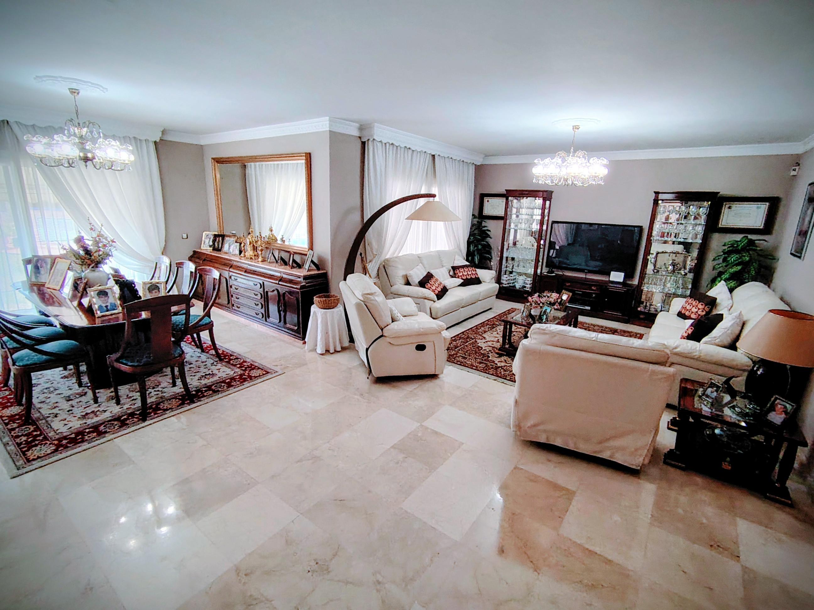 Imagen 7 Casa Aislada en venta en Benalmádena / La estación de Torremuelle se encuentra a 200 mts