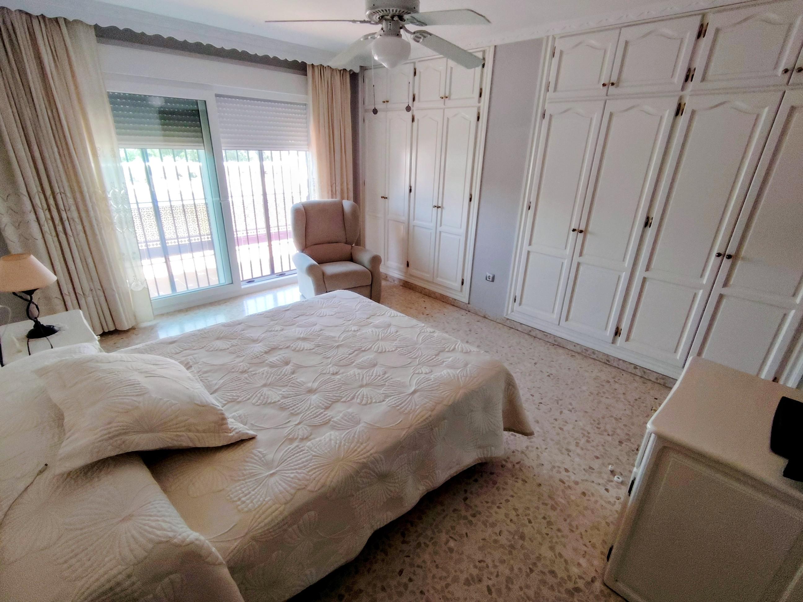 Imagen 16 Casa Aislada en venta en Benalmádena / La estación de Torremuelle se encuentra a 200 mts