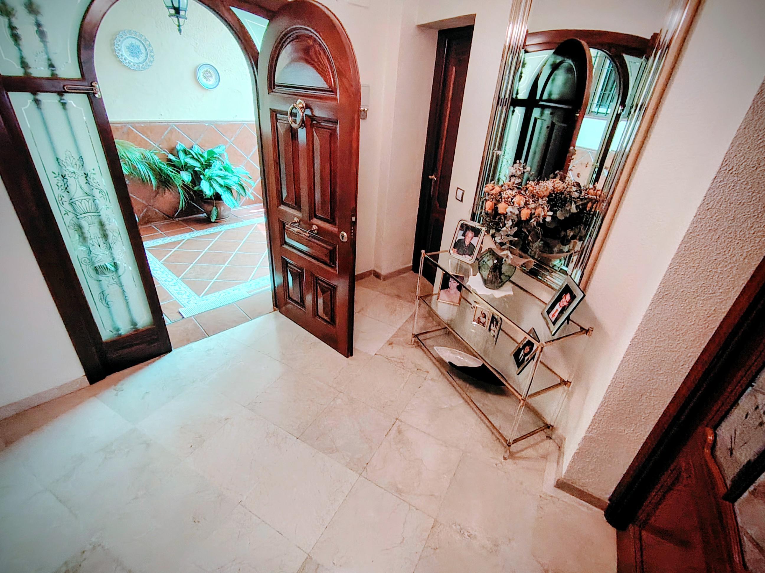 Imagen 18 Casa Aislada en venta en Benalmádena / La estación de Torremuelle se encuentra a 200 mts