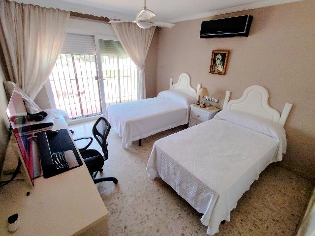 Imagen 17 Inmueble 305044 - Casa Aislada en venta en Benalmádena / La estación de Torremuelle se encuentra a 200 mts