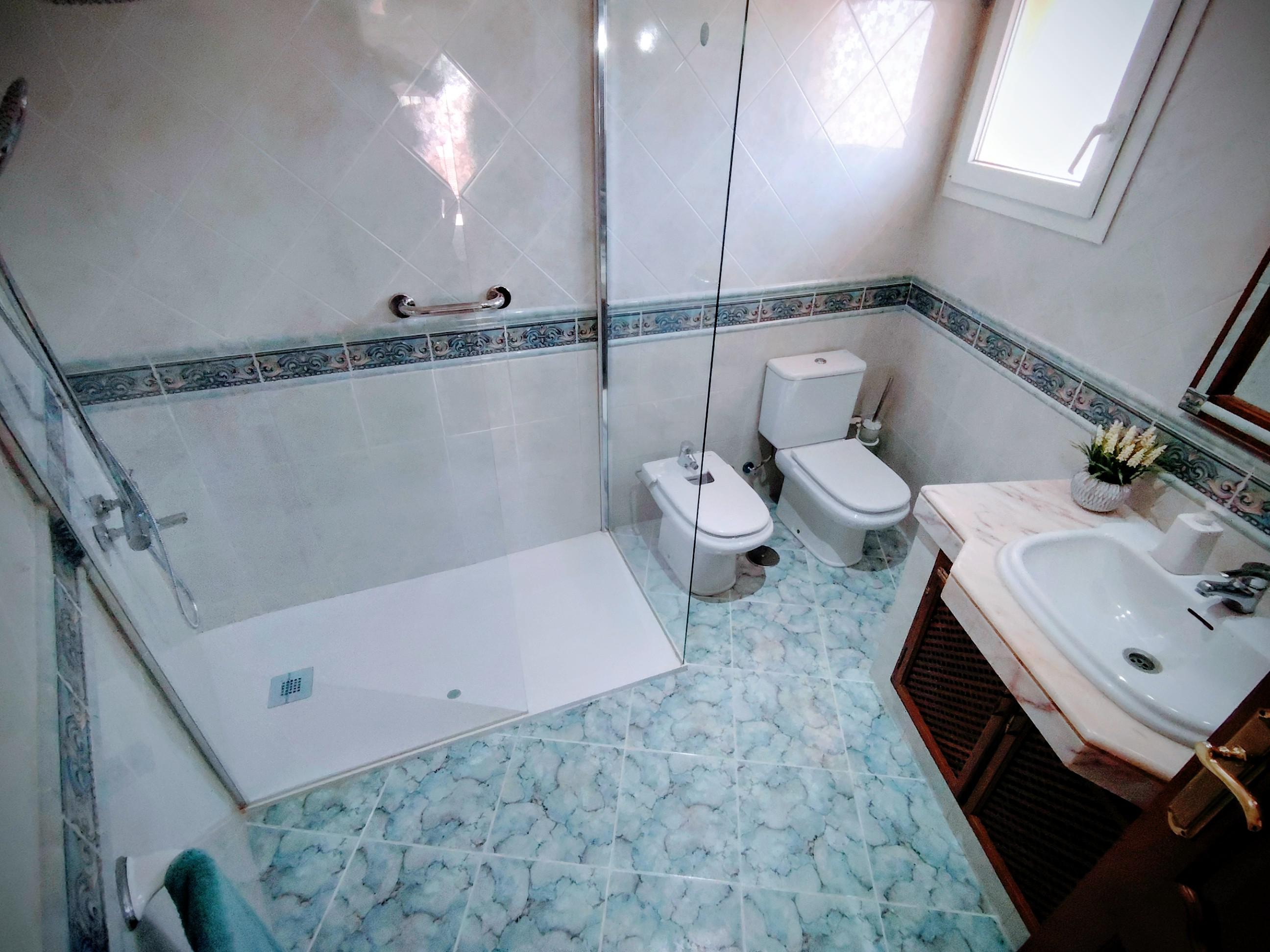 Imagen 19 Casa Aislada en venta en Benalmádena / La estación de Torremuelle se encuentra a 200 mts
