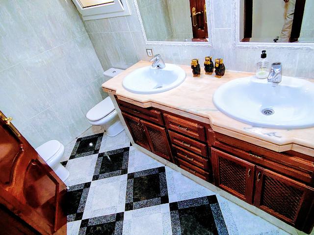 Imagen 21 Inmueble 305044 - Casa Aislada en venta en Benalmádena / La estación de Torremuelle se encuentra a 200 mts