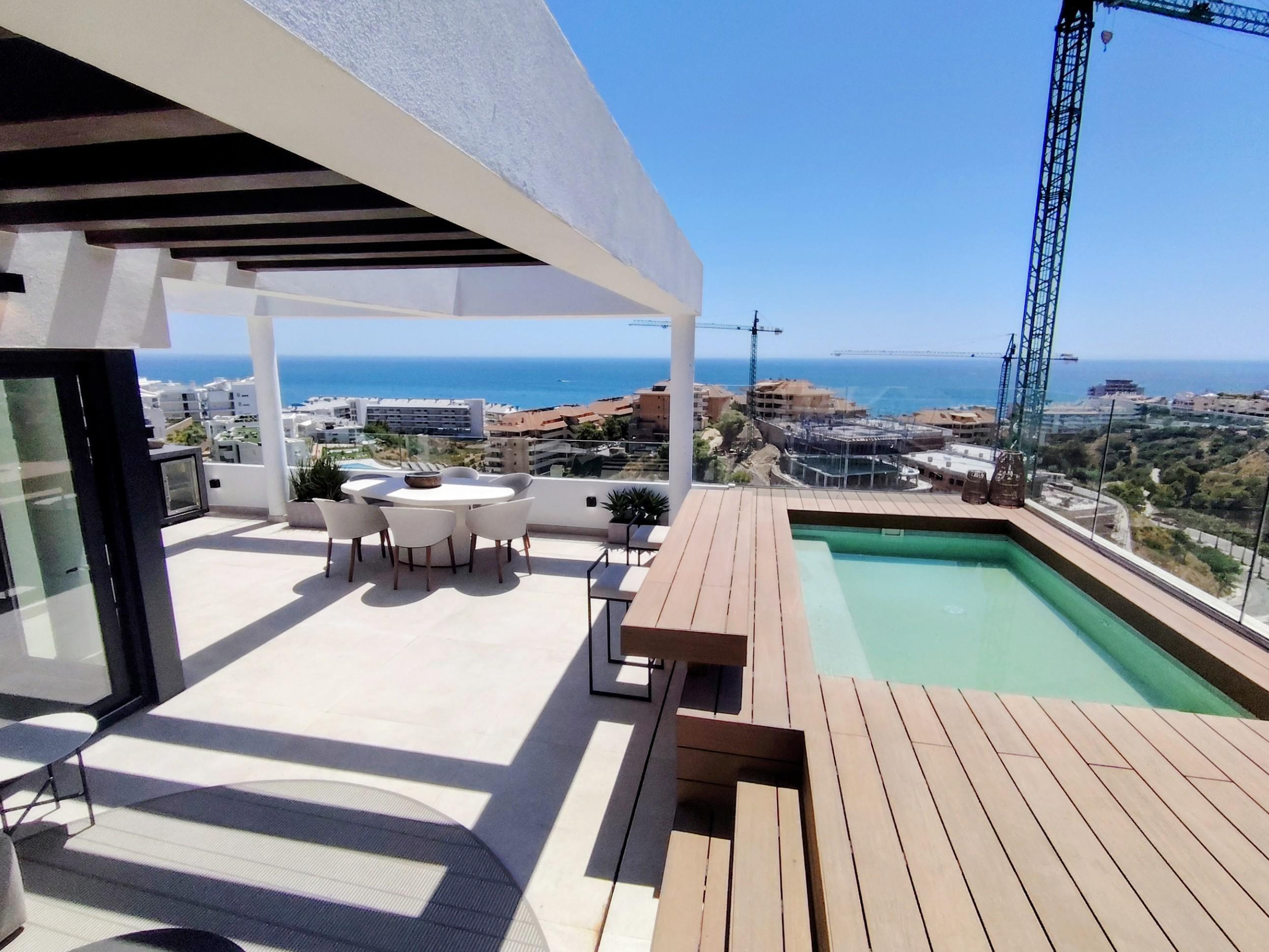 Imagen 2 Casa Adosada en venta en Fuengirola / A 200 mts de la estacion de Renfe Carabajal