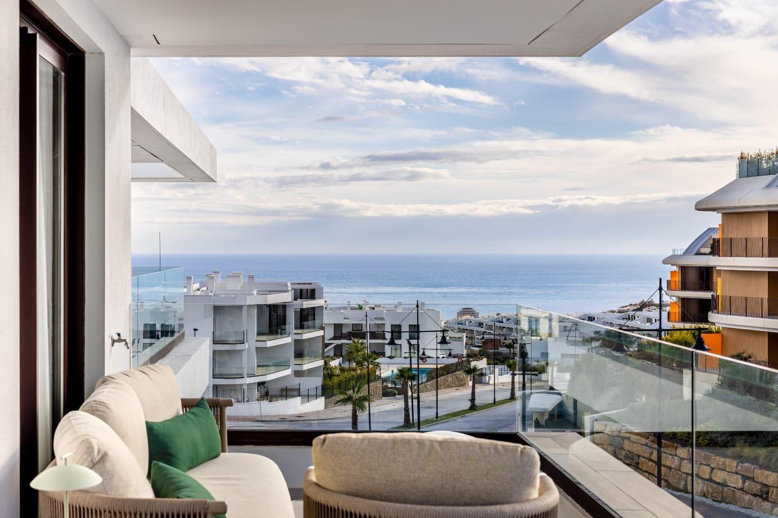 Imagen 1 Apartamento en venta en Fuengirola / Sobre avenida Fuengirola entre la Ap-7 y el mar.