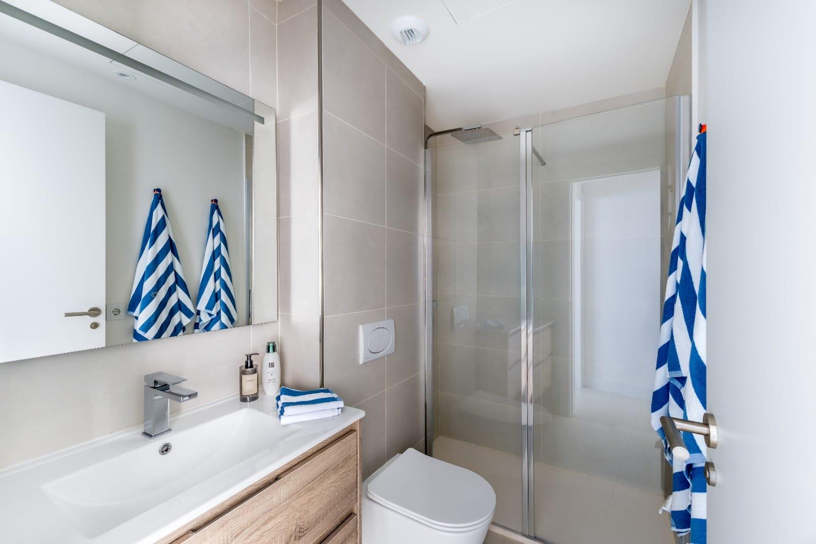 Imagen 21 Apartamento en venta en Fuengirola / Sobre avenida Fuengirola entre la Ap-7 y el mar.