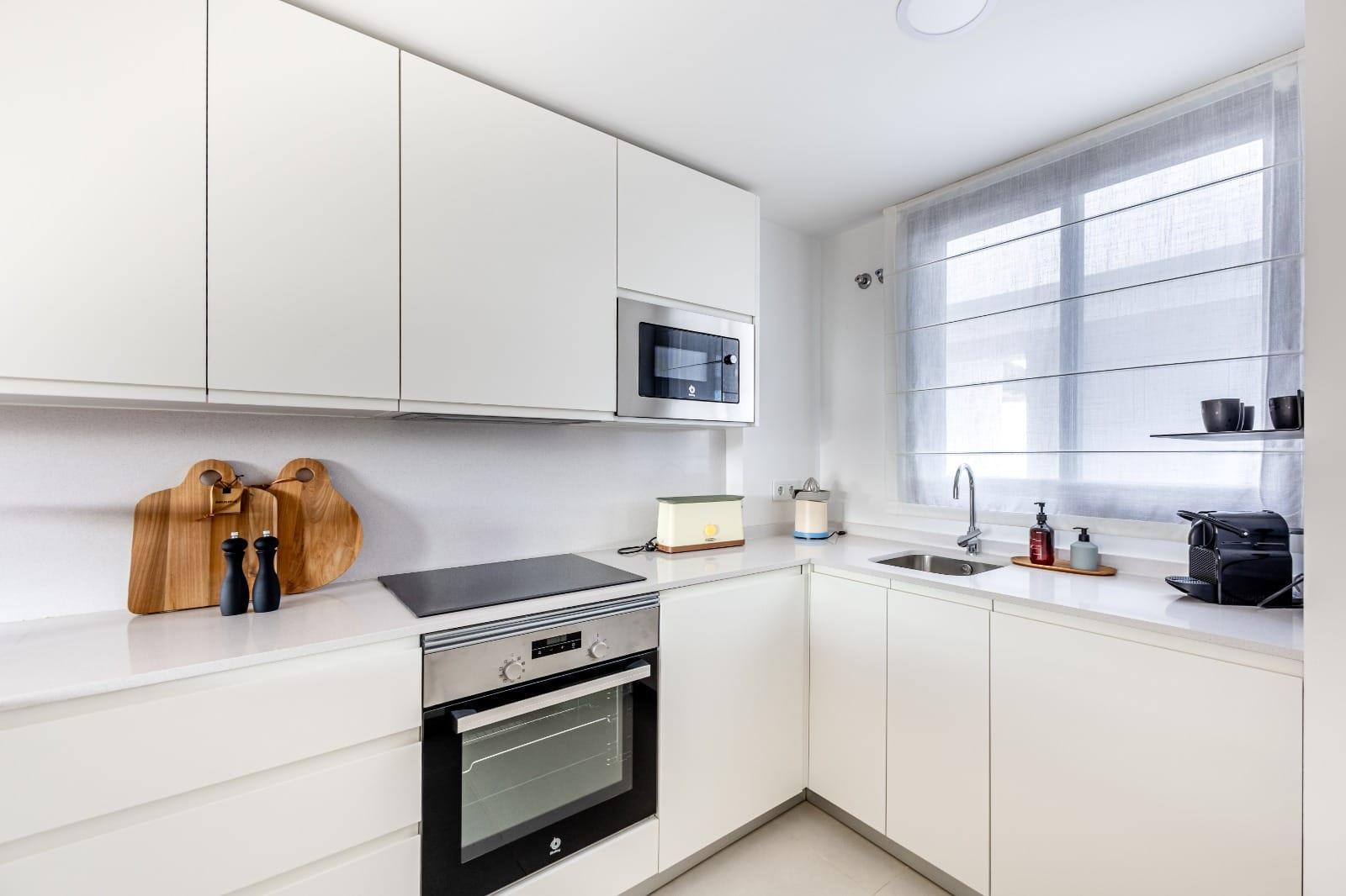 Imagen 18 Apartamento en venta en Fuengirola / Sobre avenida Fuengirola entre la Ap-7 y el mar.