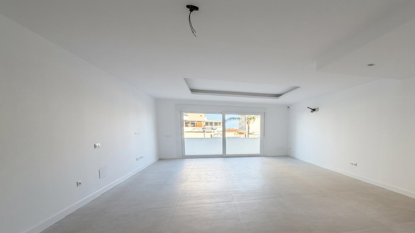 Imagen 4 Apartamento en venta en Benalmádena / A 100 metros de playa La Carihuela 