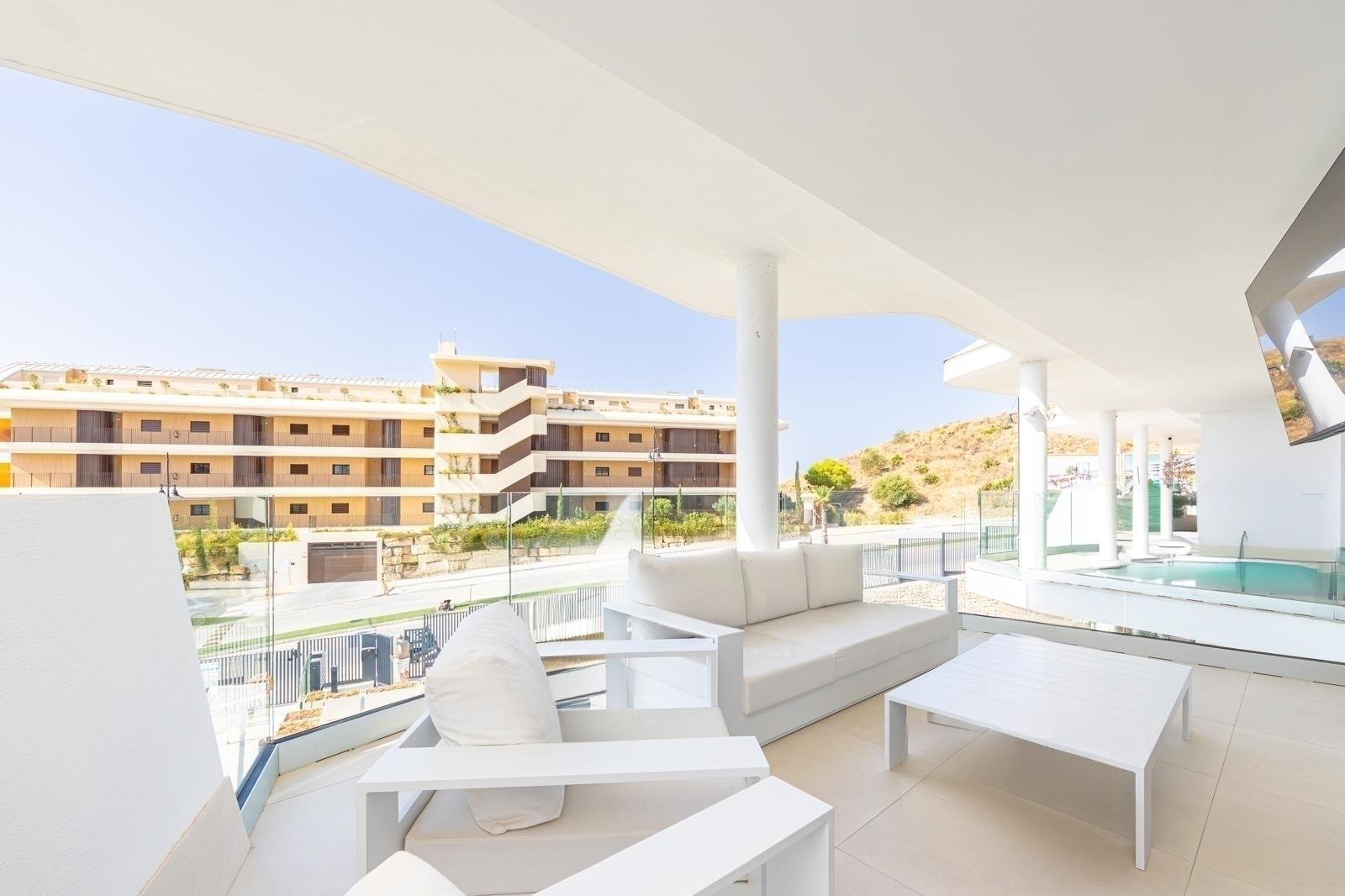 Imagen 3 Apartamento en venta en Fuengirola / En el Higueron Lomas 2, sobre avenida Fuengirola