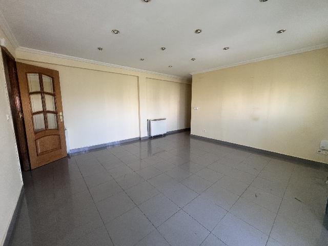 Imagen 2 Inmueble 303076 - Piso en venta en Madrid / A pocos minutos de la estación Puente Alcocer.