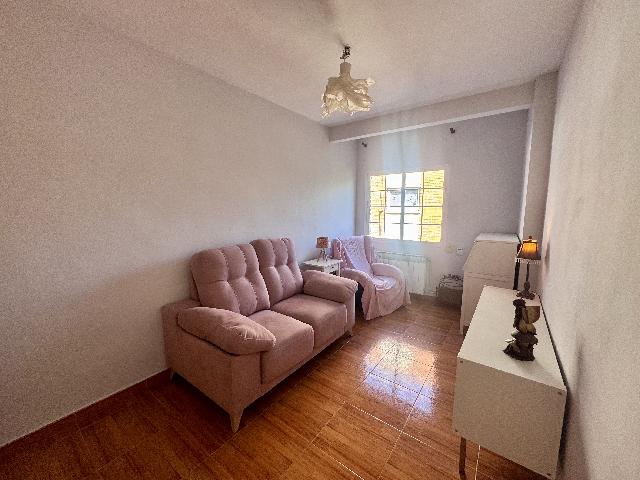 Imagen 1 Inmueble 303160 - Piso en venta en Madrid / Frente al metro de Abrantes.