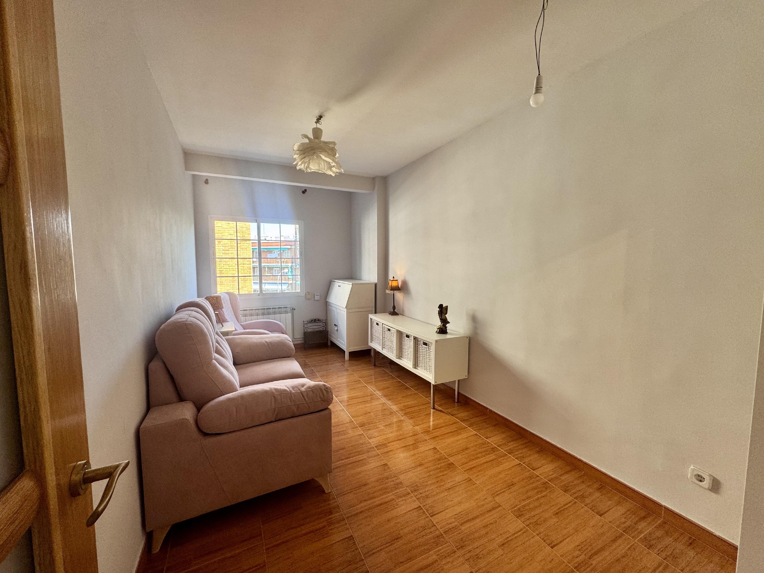 Imagen 2 Piso en venta en Madrid / Frente al metro de Abrantes.