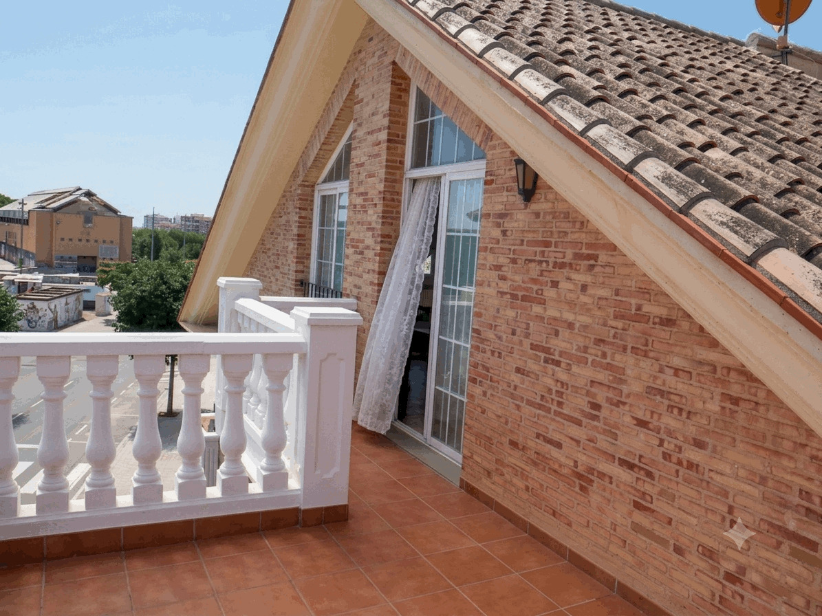 Imagen 33 Casa Pareada en venta en Sagunto/sagunt / Junto al Pabellón René Marigil y el Centro Médico.
