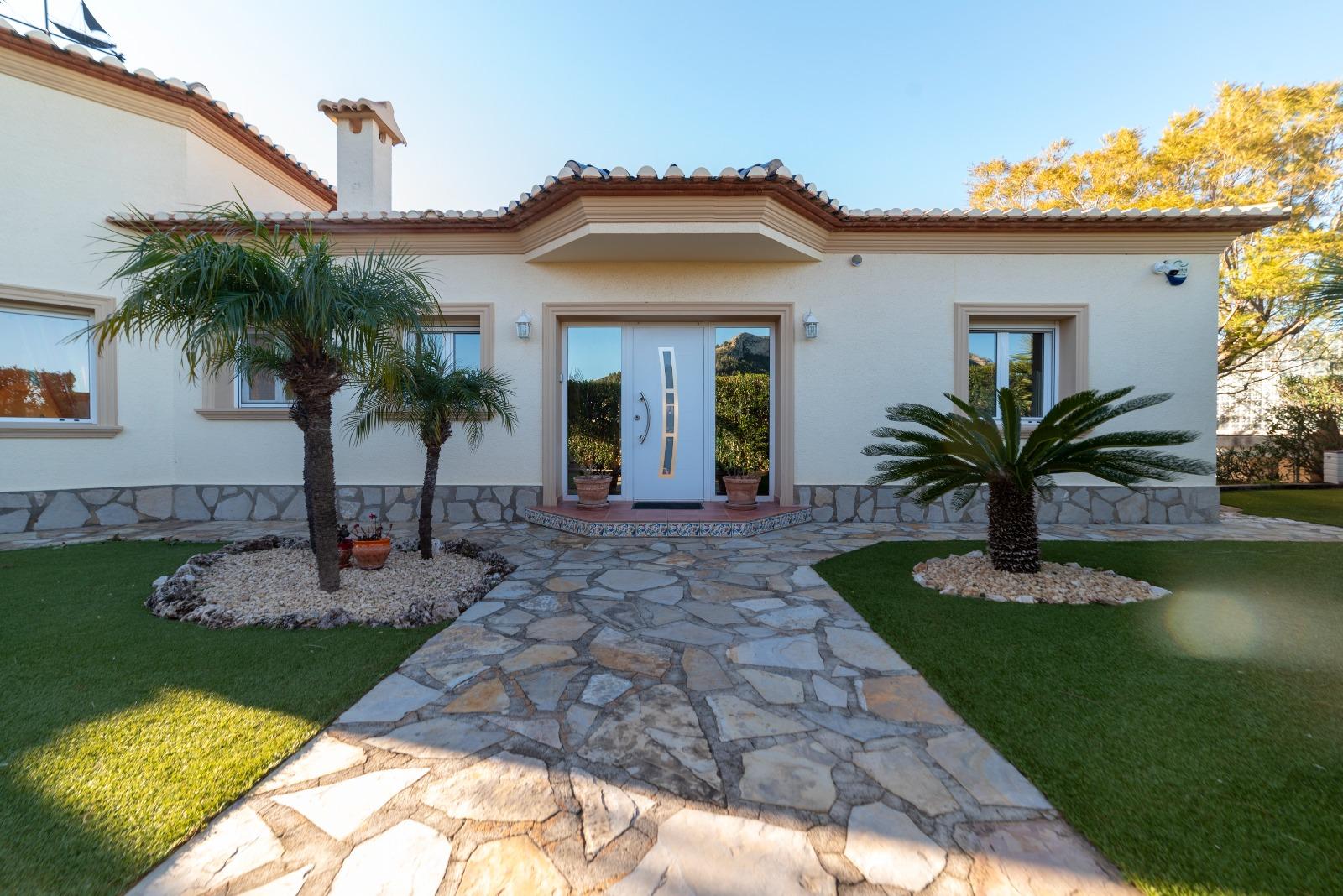 Imagen 1 Casa Aislada en venta en Dénia / Zona Montgo Denia