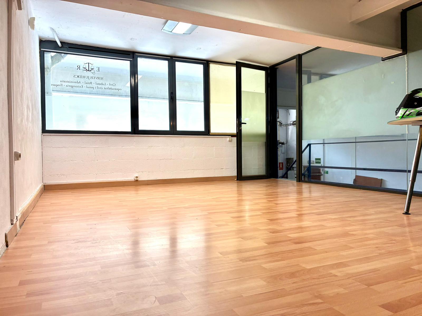 Imagen 4 Local Comercial en venta en Sant Feliu De Llobregat / Cercano a la estación del trambaix C...
