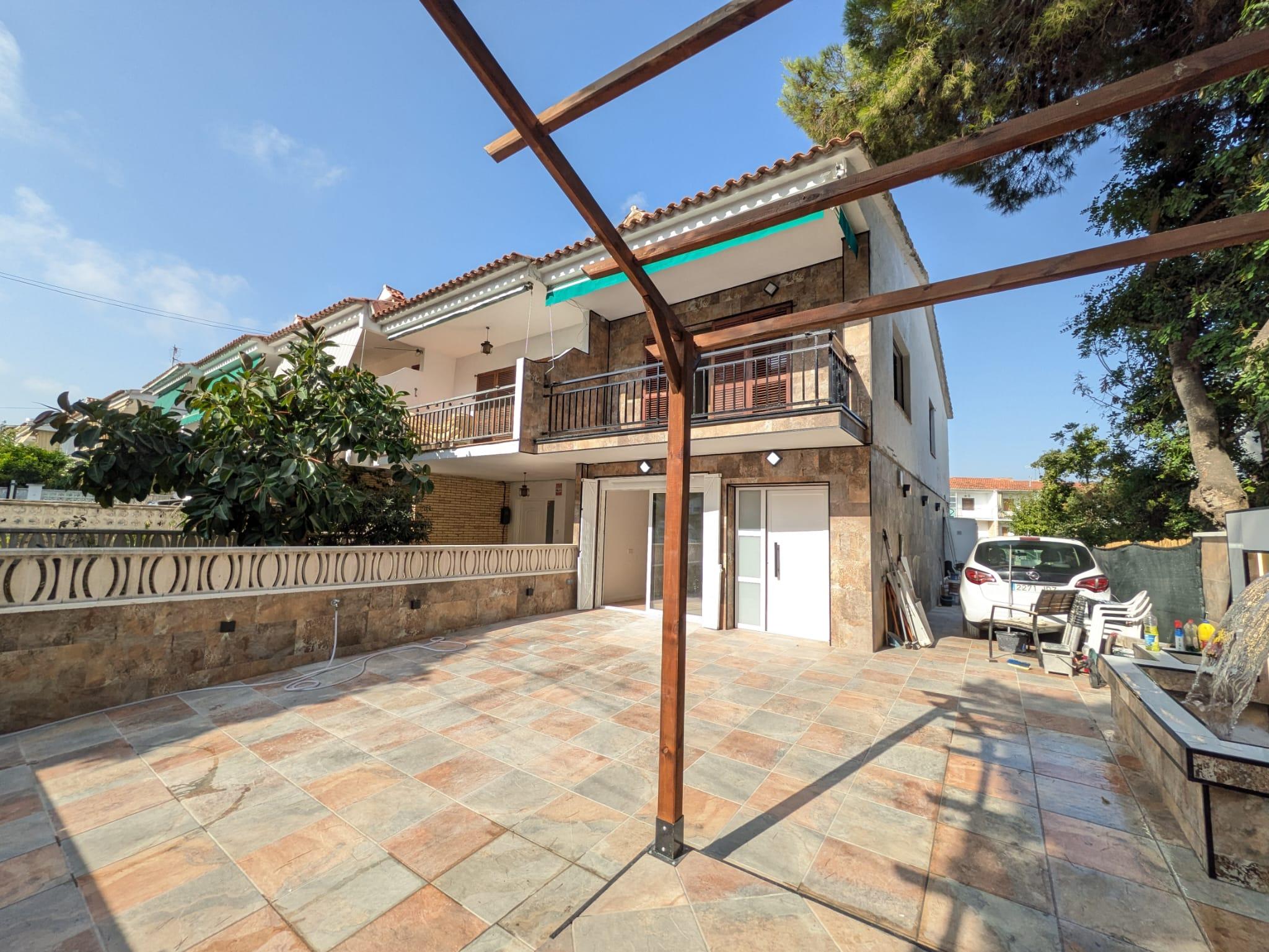 Imagen 33 Casa Adosada en venta en Vendrell El / Avd. Generalitat en Coma-ruga a 5 minutos de la playa.