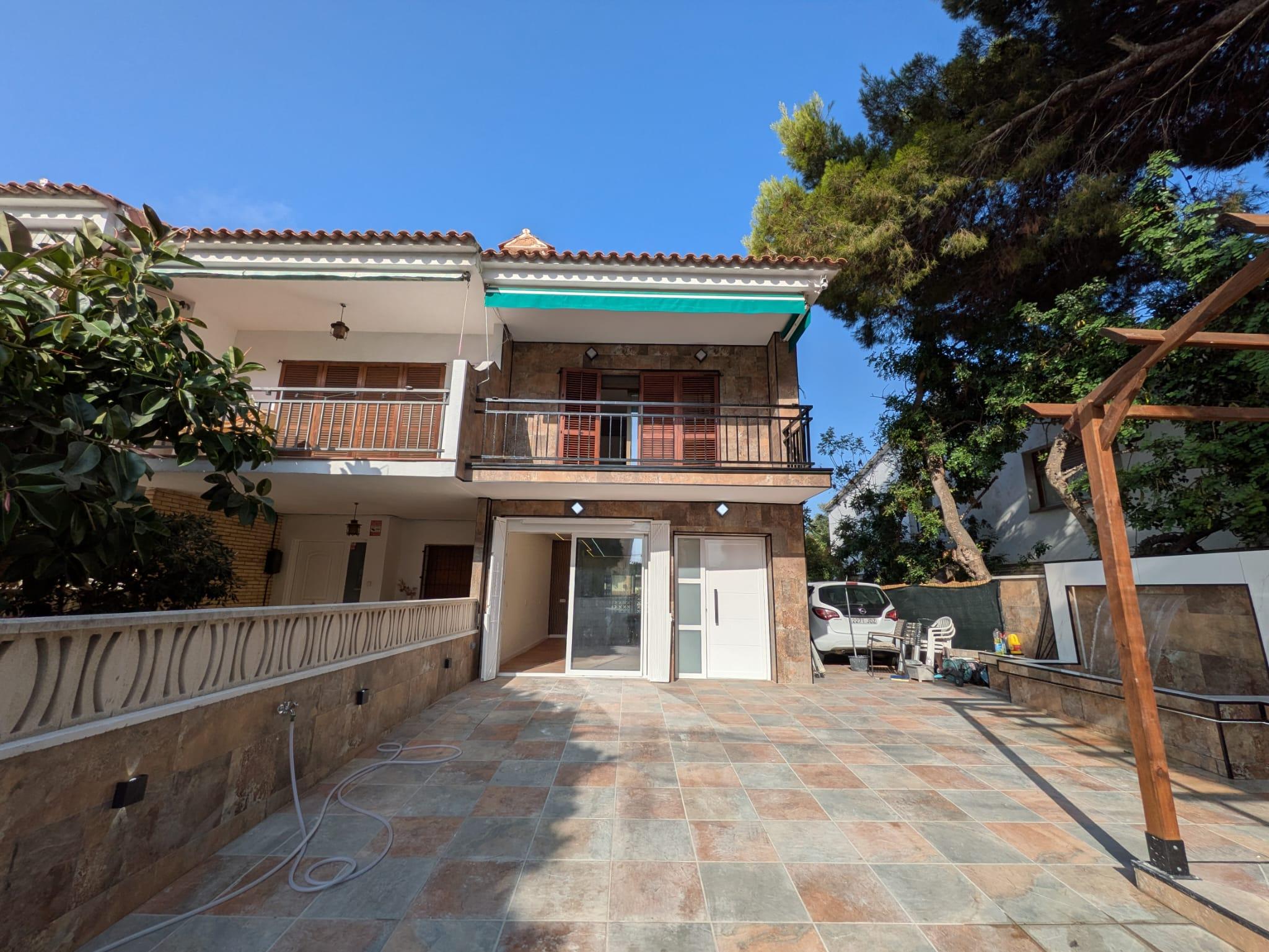 Imagen 1 Casa Adosada en venta en Vendrell El / Avd. Generalitat en Coma-ruga a 5 minutos de la playa.