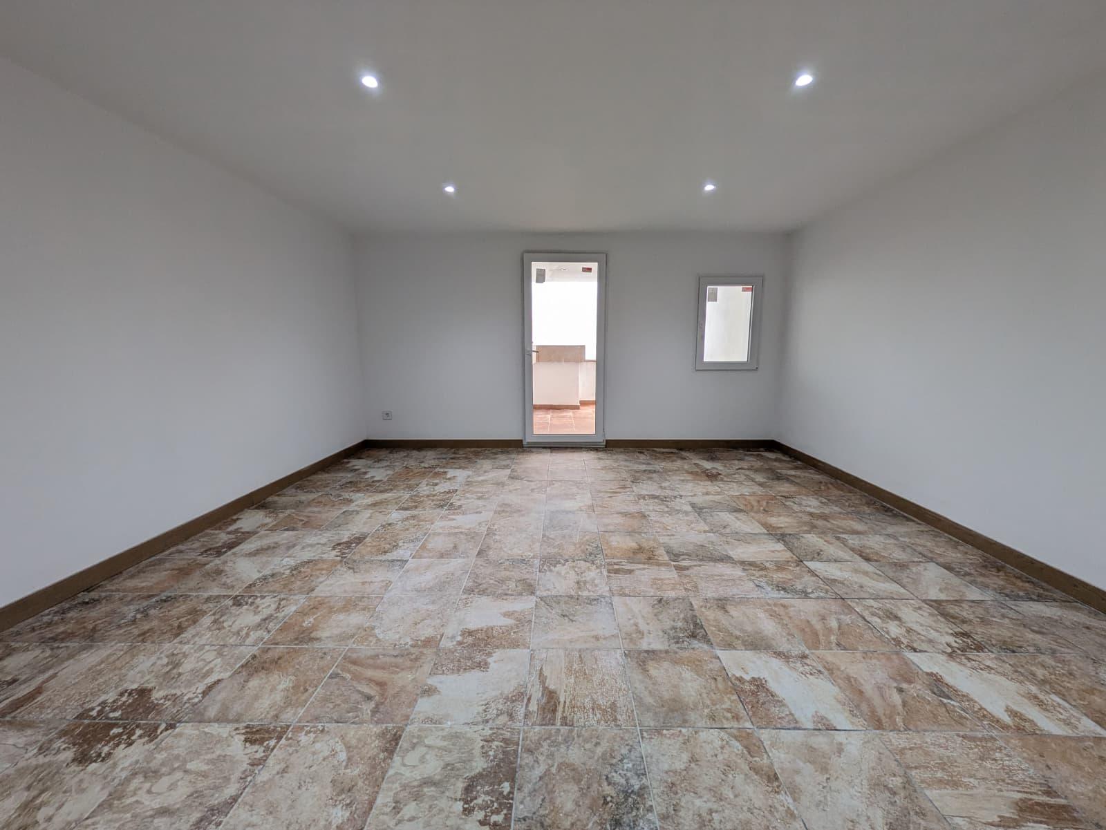 Imagen 4 Casa Adosada en venta en Vendrell El / Centro de El Vendrell, cerca de comercios y servicios.