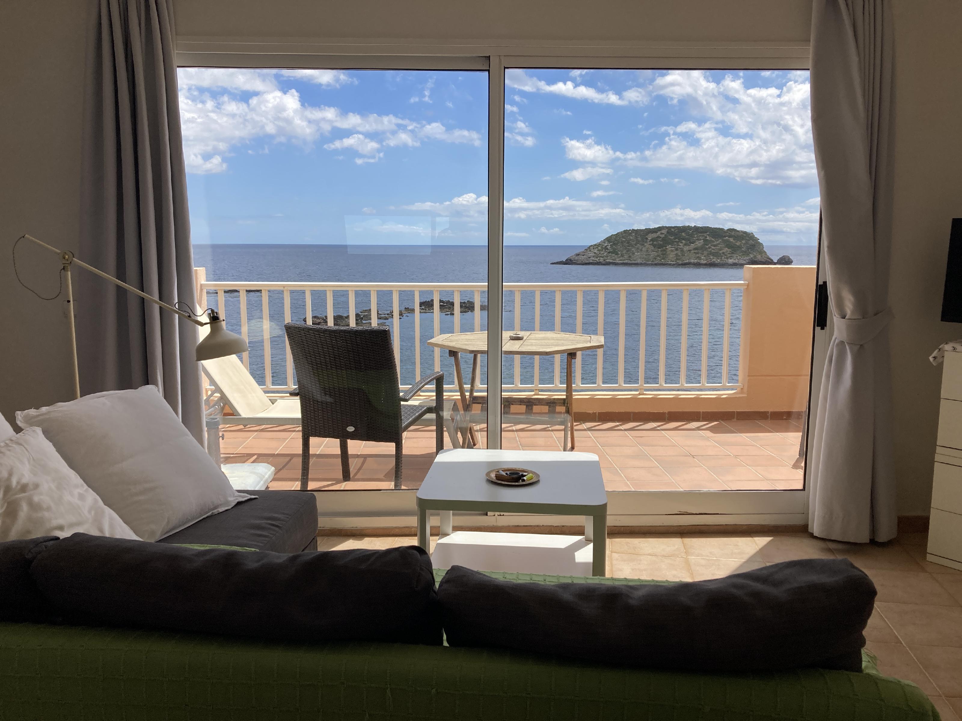 Imagen 4 Piso en venta en Santa Eulalia Del Río / Sant Carles. Frente al mar, piscina, Santa Eulària