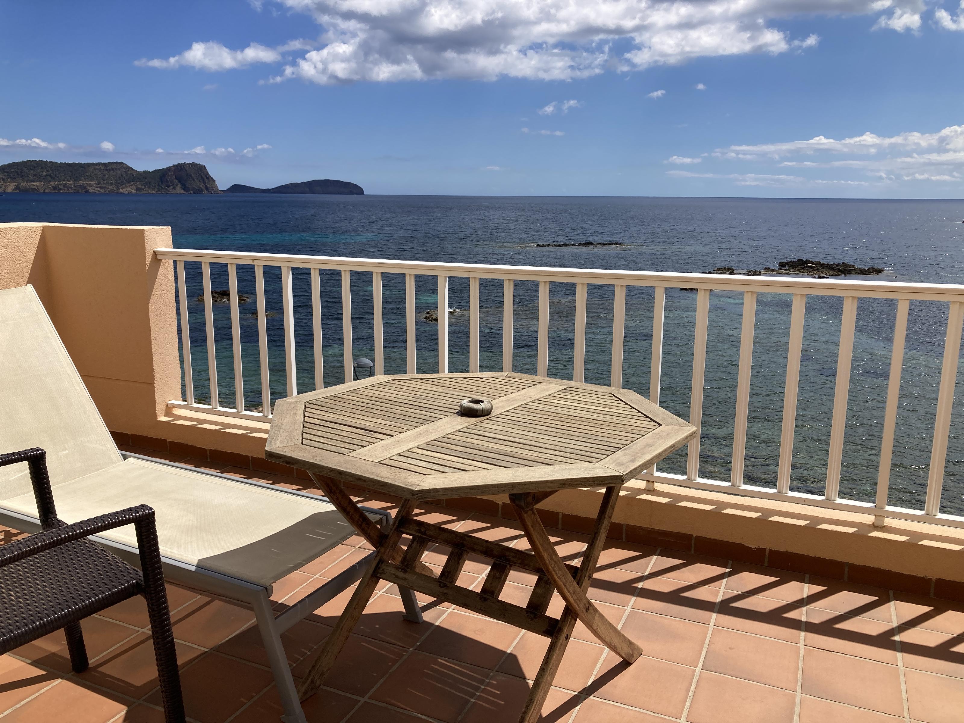 Imagen 3 Piso en venta en Santa Eulalia Del Río / Sant Carles. Frente al mar, piscina, Santa Eulària