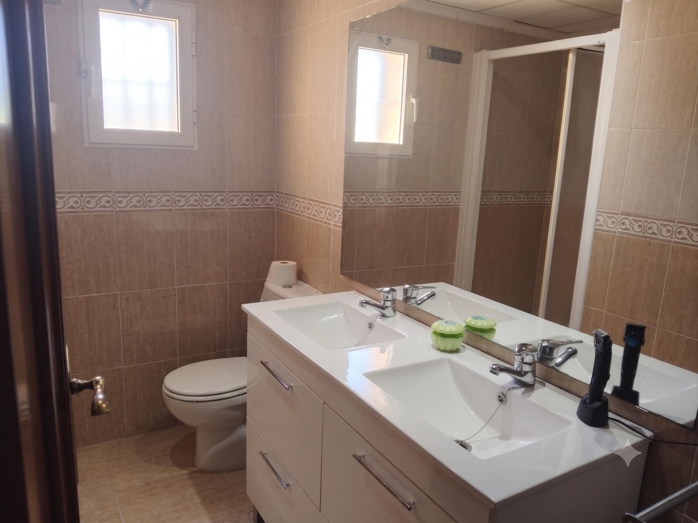 Imagen 10 Casa Adosada en venta en Monforte Del Cid / Urbanización Montecid, cerca del mar
