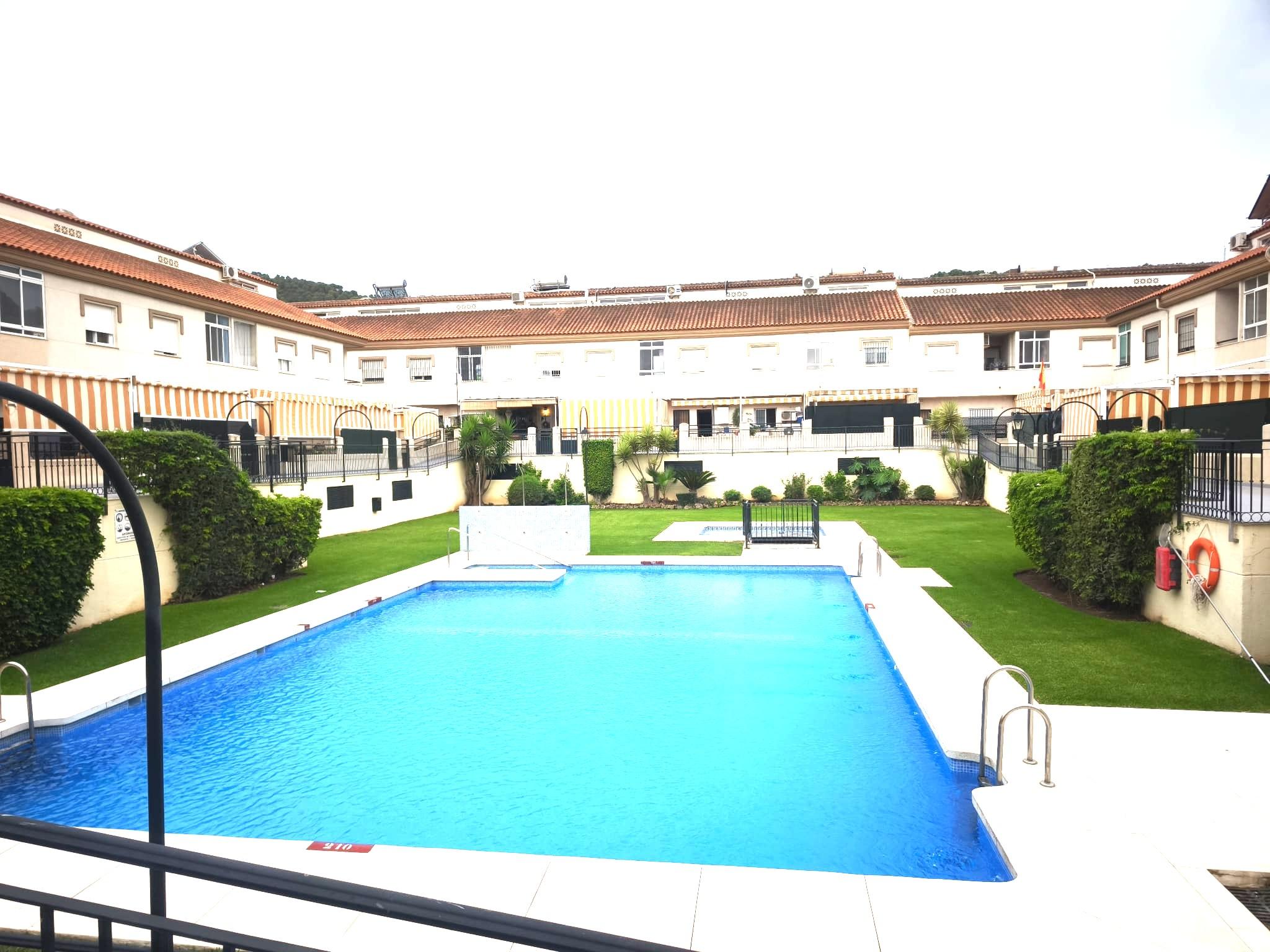 Imagen 1 Casa Adosada en venta en Alhaurín De La Torre / Cerca del Colegio Huerta Alta