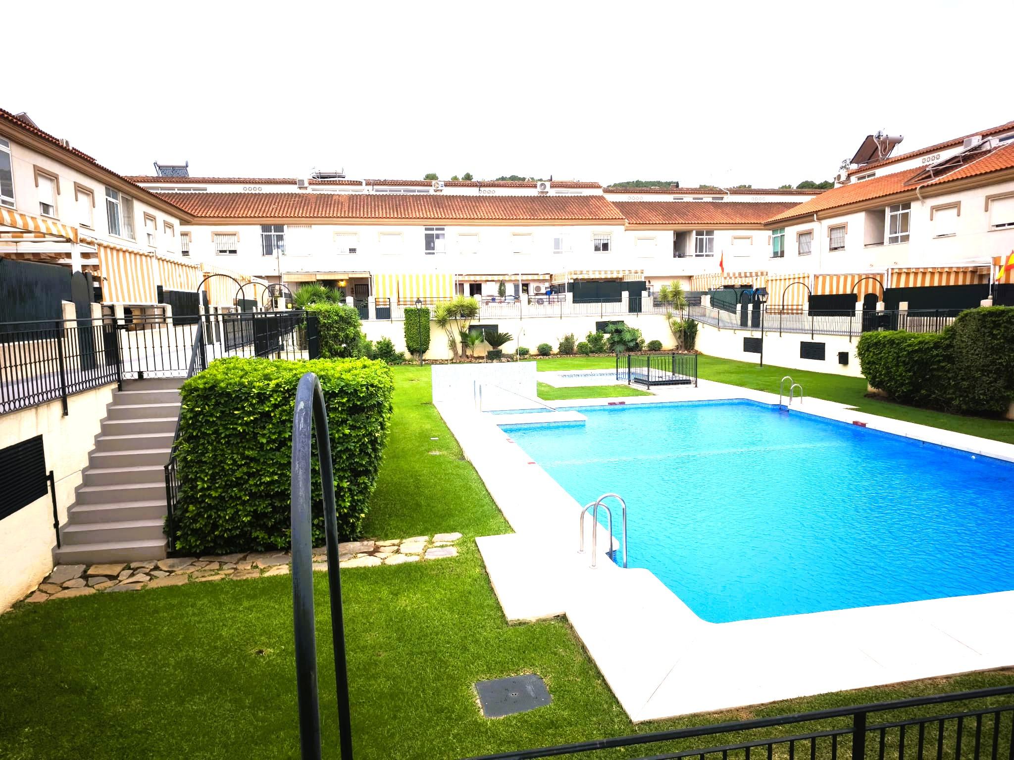 Imagen 2 Casa Adosada en venta en Alhaurín De La Torre / Cerca del Colegio Huerta Alta
