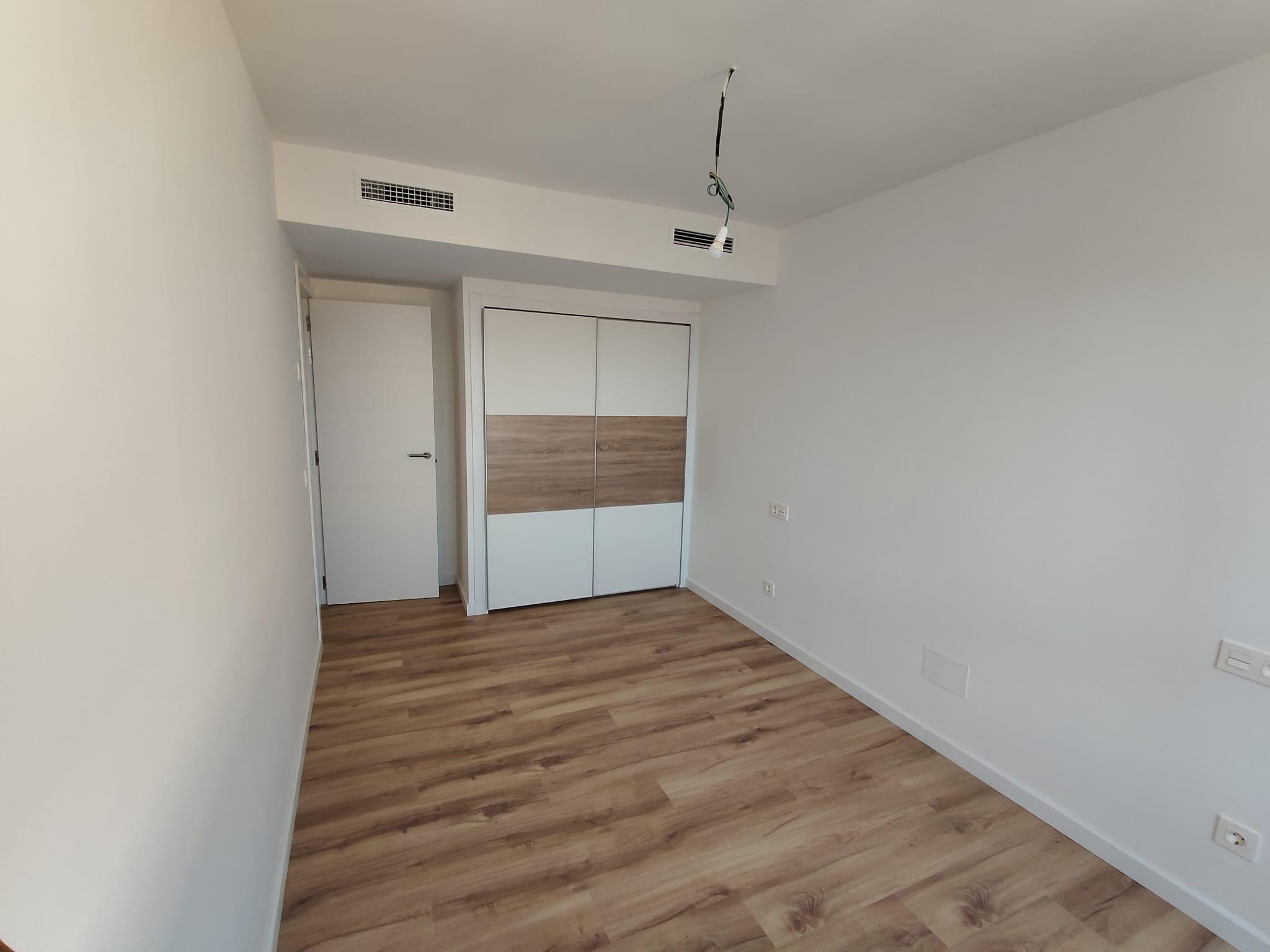 Imagen 3 Apartamento en venta en Estepona / A escaso metros del puerto deportivo