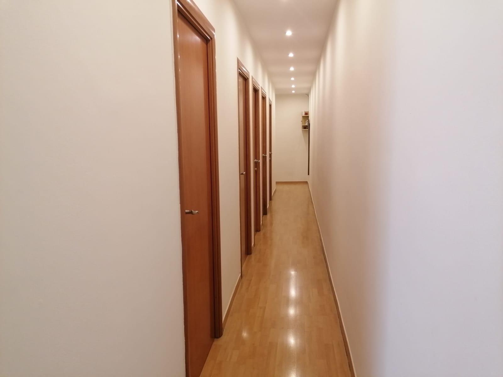 Imagen 3 Piso en venta en Barcelona / Muy cerca de la Plaça de Sant Josep de Calassanç 