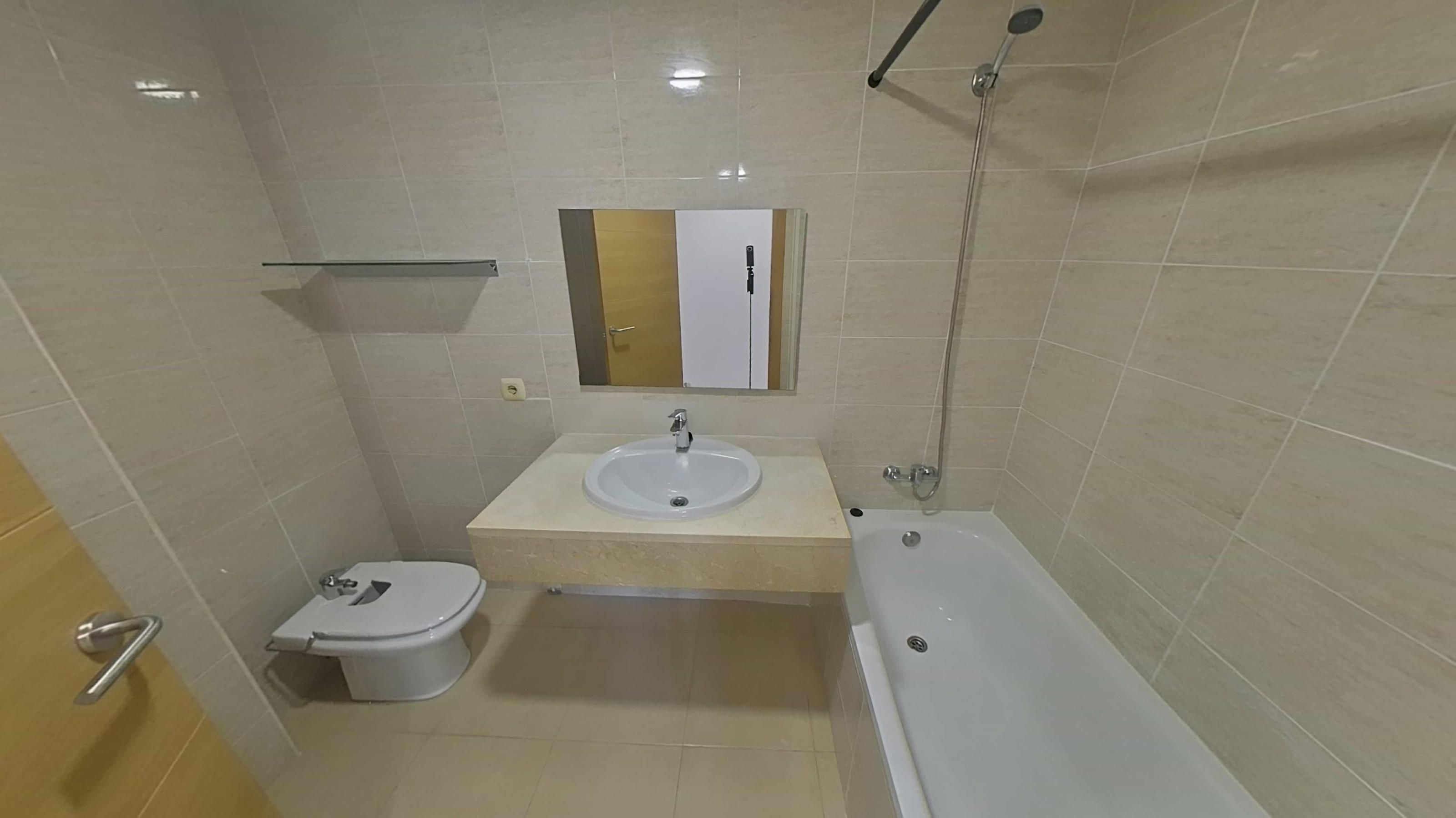 Imagen 15 Piso en venta en Lloret De Mar / Perfectamente comunicado, con parking incluido. 