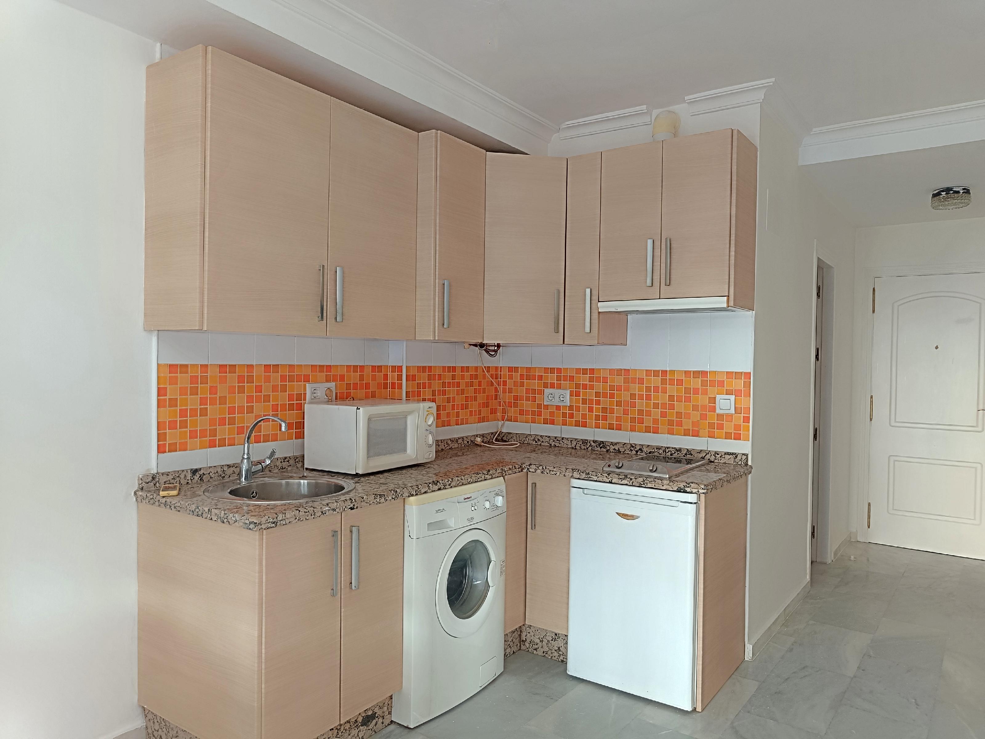 Imagen 3 Apto. Playa en venta en Fuengirola / Puerto Deportivo de Fuengirola