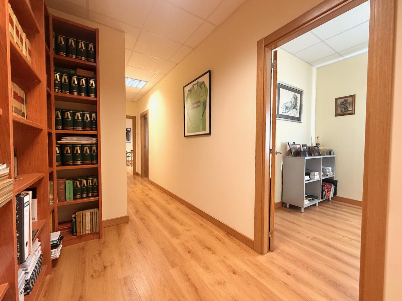 Imagen 1 Local Comercial en venta en Donostia-San Sebastián / Calle Txapillo-Junto al in