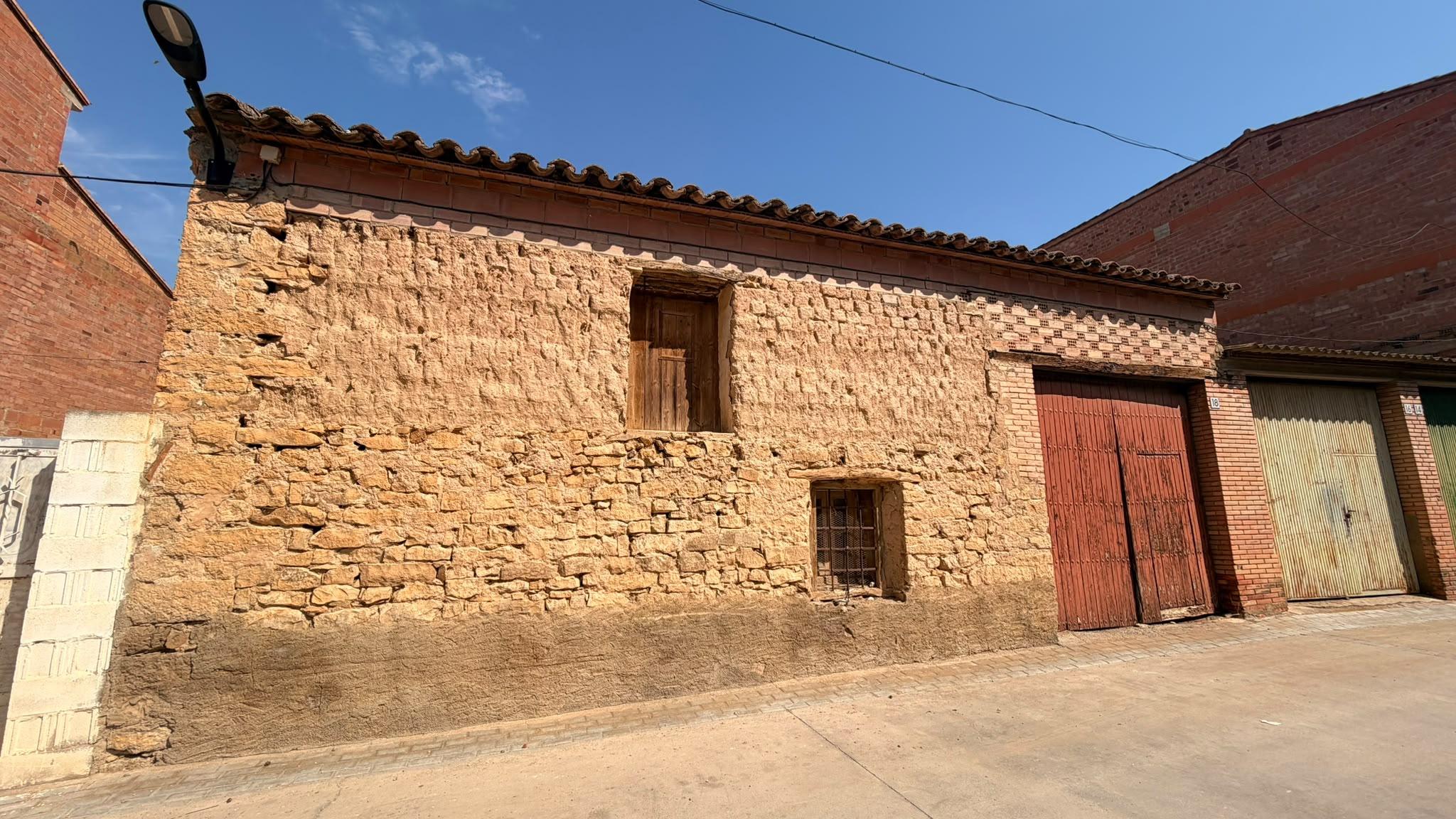 Imagen 2 Solar Urbano en venta en Ontiñena / Solar urbano con almacén en el centro del pueblo.