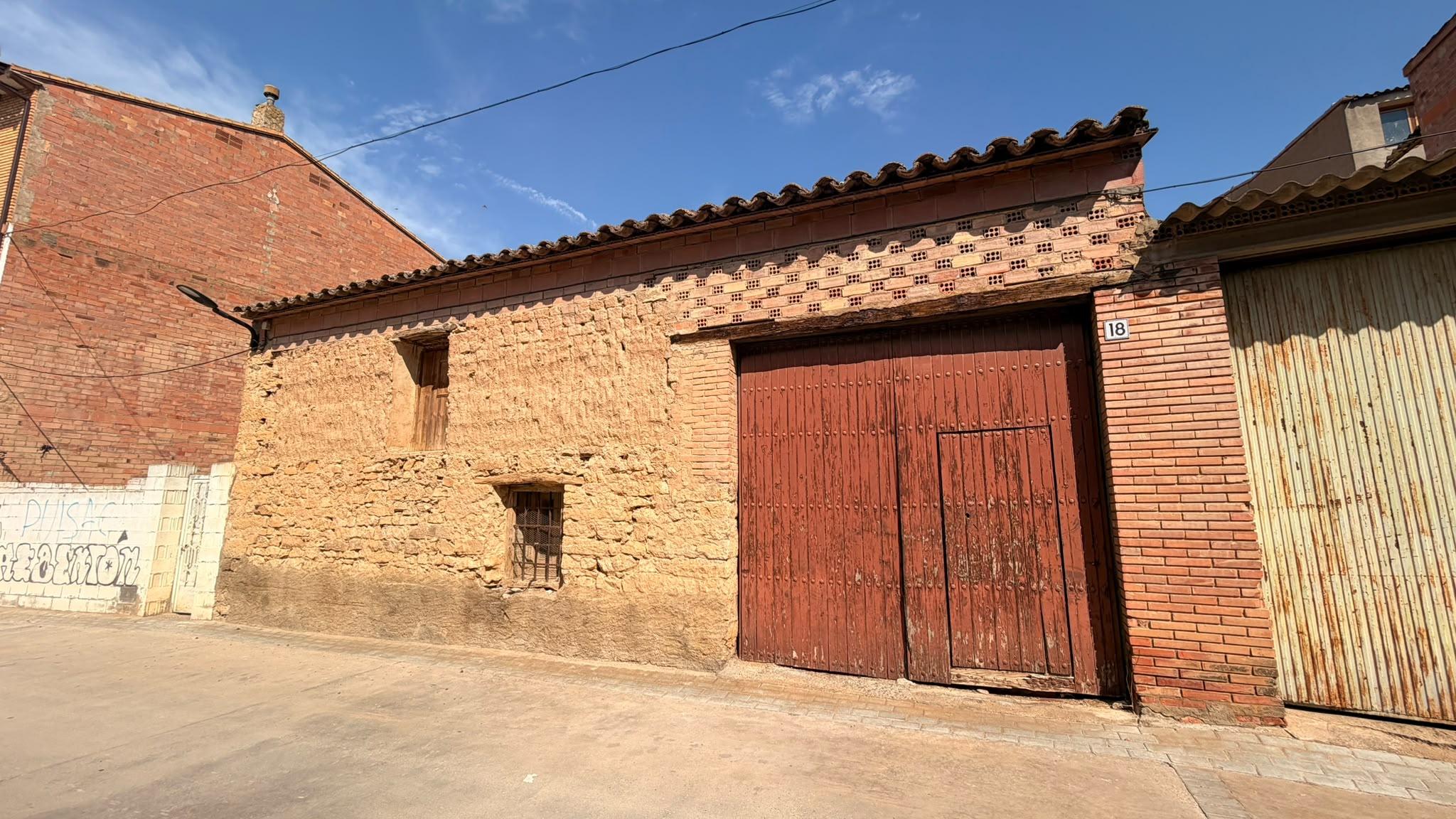 Imagen 1 Solar Urbano en venta en Ontiñena / Solar urbano con almacén en el centro del pueblo.