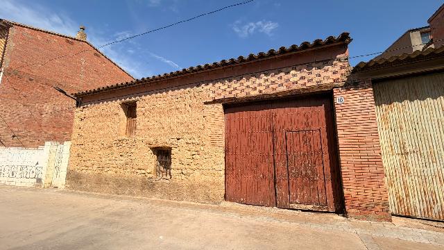 Imagen 1 Inmueble 305351 - Solar Urbano en venta en Ontiñena / Solar urbano con almacén en el centro del pueblo.