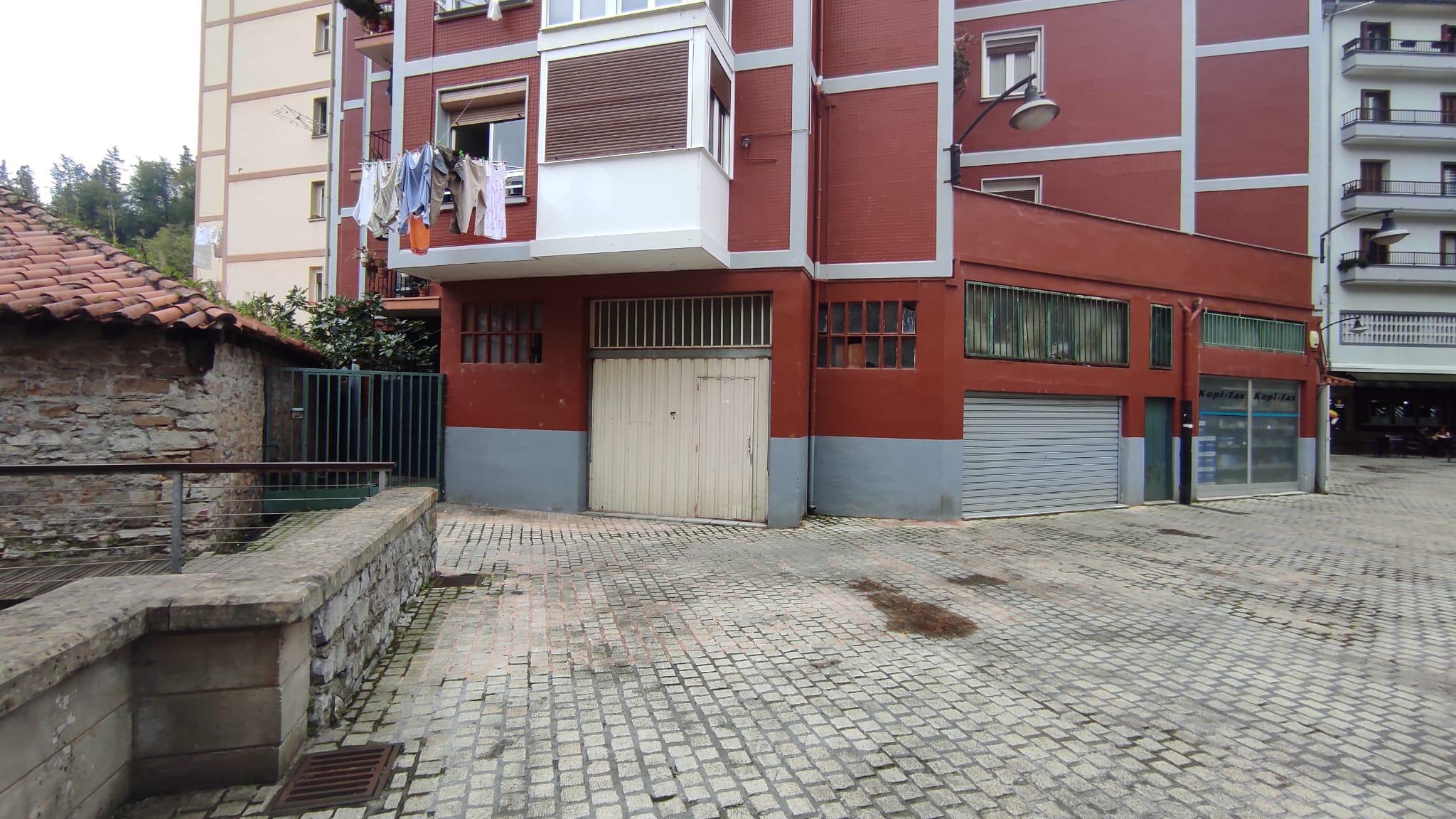 Imagen 1 Local Comercial en venta en Ermua / En pleno centro de Ermua, frente al ayuntamiento