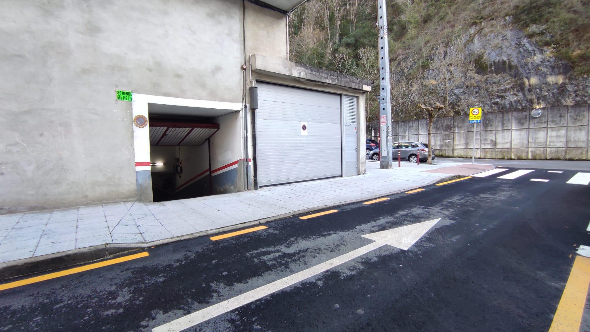 Imagen 1 Parking Coche en venta en Ermua / Zona llana y accesible cerca del centro