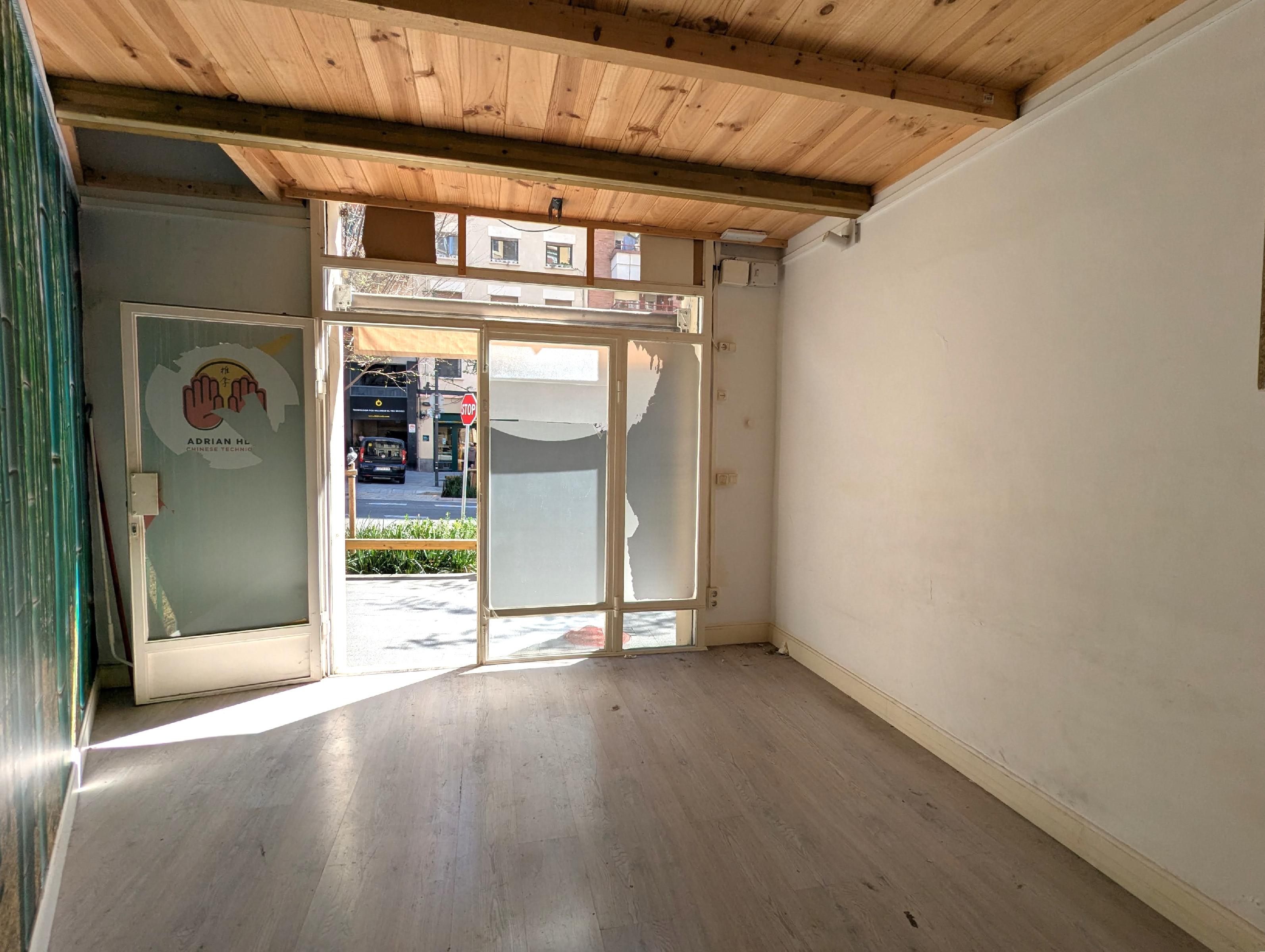 Imagen 1 Local Comercial en alquiler en Barcelona / Pi i Margall - Plaça Joanic