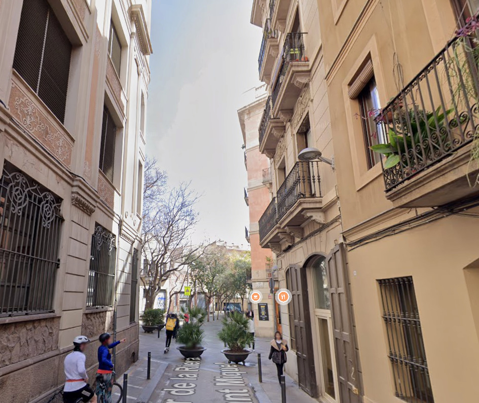 Imagen 4 Local Comercial en venta en Barcelona / Jt. Plaça Gala Placidia