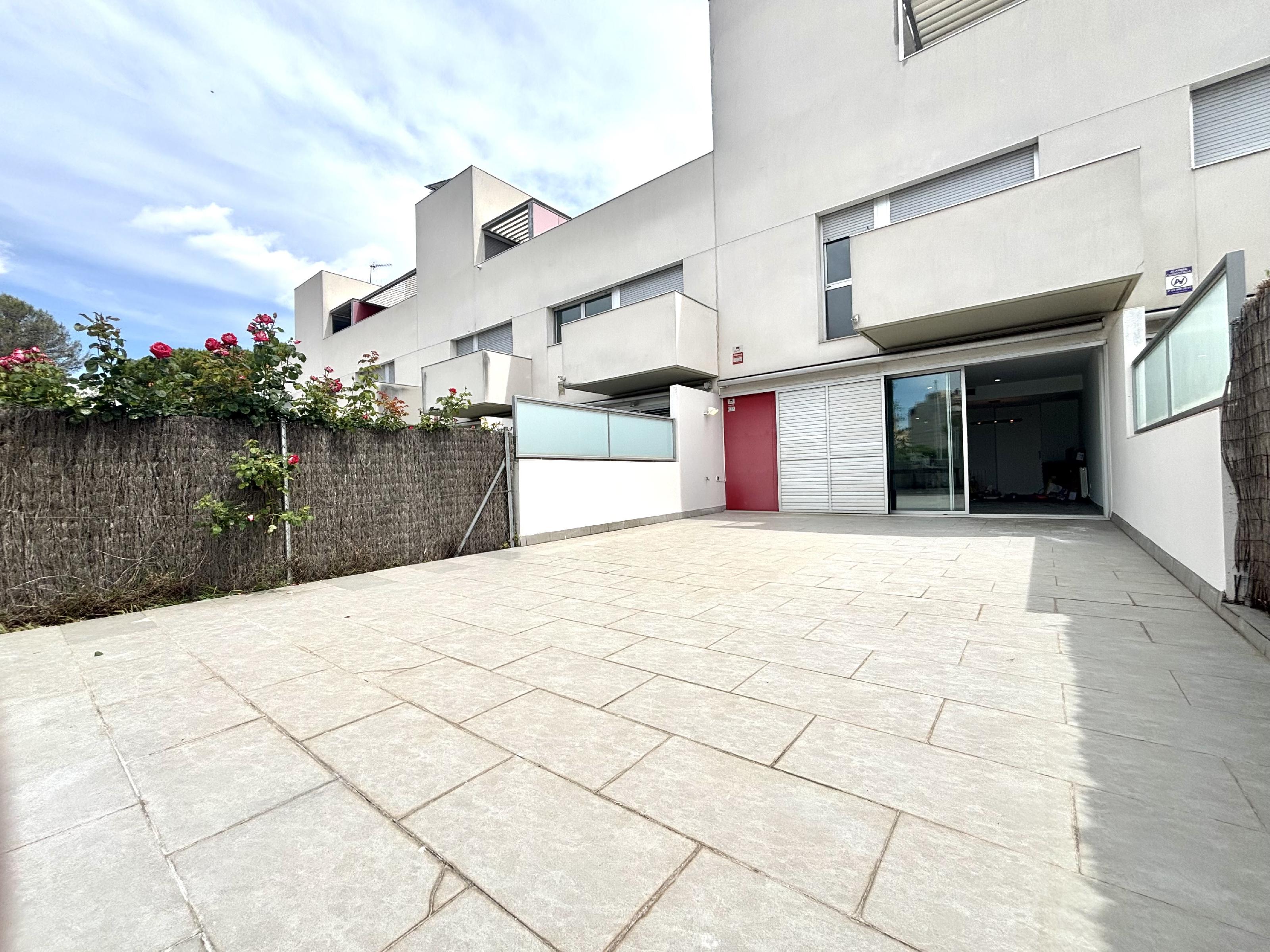 Imagen 2 Casa Adosada en venta en Rubí / Ideal - La mejor localizacion de Rubi
